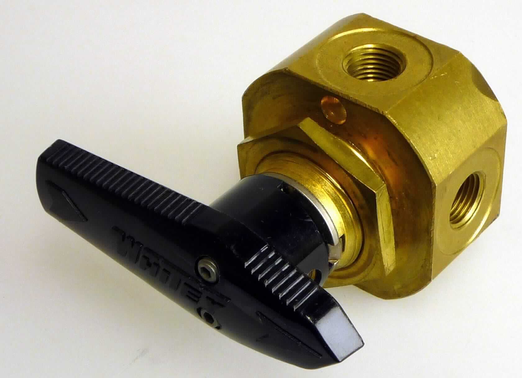Bei den sog. "einteiligen Kugelhähnen der Serie 40G und 40" handelt es sich um Kugelhähne mit einem Verschlusskörper aus Metall (Kugel) und einem Gehäuse aus Messing. Die Griffform und Farbe ist variabel, der Kugelhahn kann mit pneumatischen Steuerköpfen ausgerüstet werden. Die Klemmring- oder Gewindeanschlüsse sind Variabel. Die Ware ist in 2-7 Wege-, Gerade oder Winkelausführung erhältlich.

Die Ware wird als "Armaturen für Rohr- oder Schlauchleitungen, nicht von den Unterpositionen 8481 10 bis 8481 8079 erfasst, Kugelhahn, nicht für bestimmte Luftfahrzeuge" eingereiht.