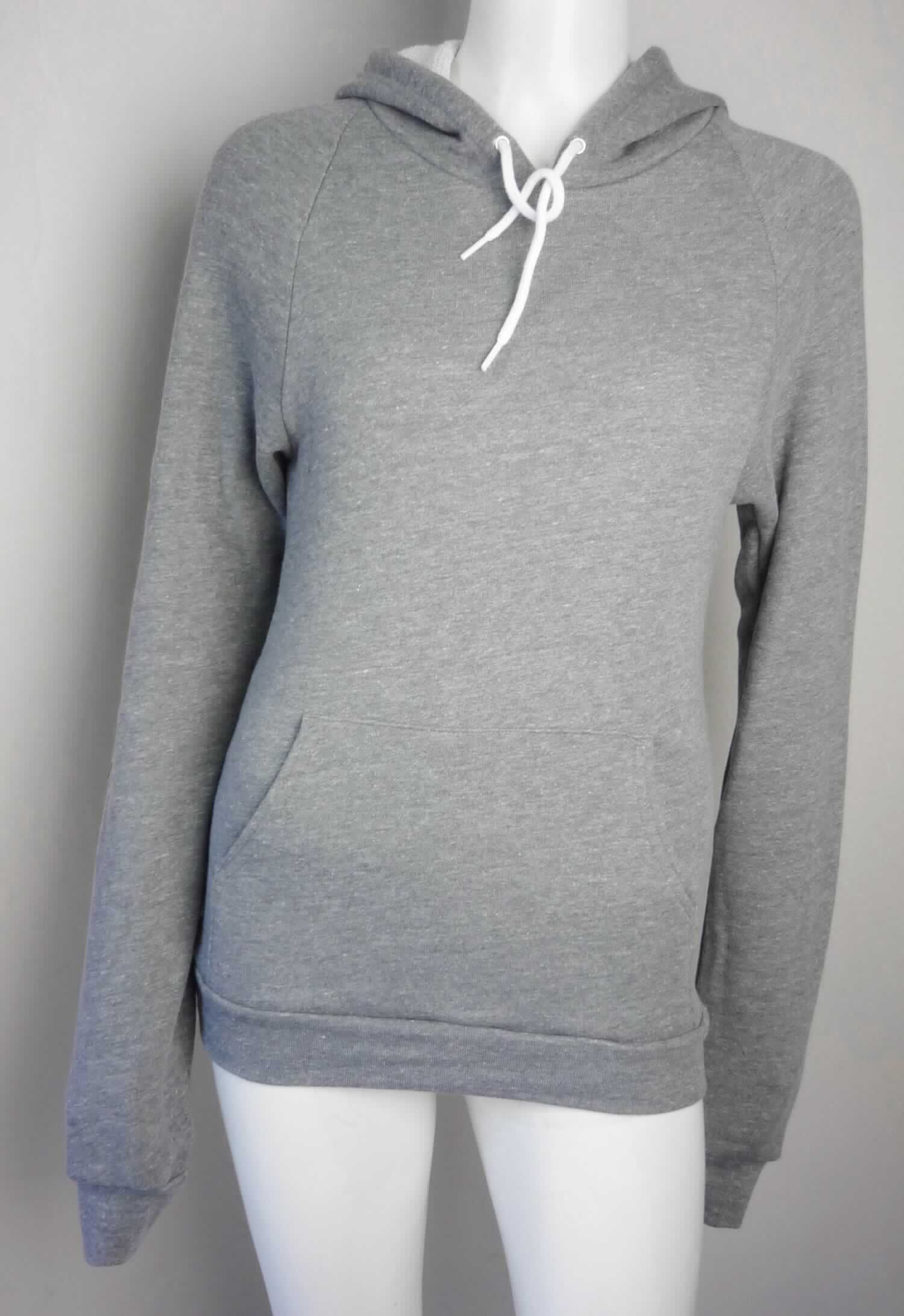 Blousonähnliches Kleidungsstück, sog. Kapuzenpullover, Art. HVT495, Größe XS, 
Foto siehe Anlage,
- aus ca. 2,2 mm dicken, buntgewirkten Gewirken (melierte Garne) aus lt. Antrag 65 % Baumwolle, 28 % Polyester 
  (synthetische Chemiefasern) und 7 % Rayon (künstliche Chemiefasern),
- über die Taille reichend (Rückenlänge: ca. 64 cm),
- mit einer Kapuze mit einem Kordelzug und einer Überlappung der Kapuzenränder von links über rechts 
  (Männerkleidung),
- mit langen Ärmeln, die über den unteren Rand des Kleidungsstücks hinausreichen; mit angesetzten, verengenden 
  Bündchen,
- mit einer aufgesetzten Tasche (sog. Kängurutasche) mit zwei Öffnungen,
- am unteren Rand mit einem angesetzten, verengenden Bund,
- erfüllt die Merkmale zur Einreihung als blousonähnliches Kleidungsstück, somit kein Pullover.

"Blousonähnliches Kleidungsstück aus Gewirken, für Männer, aus Baumwolle"