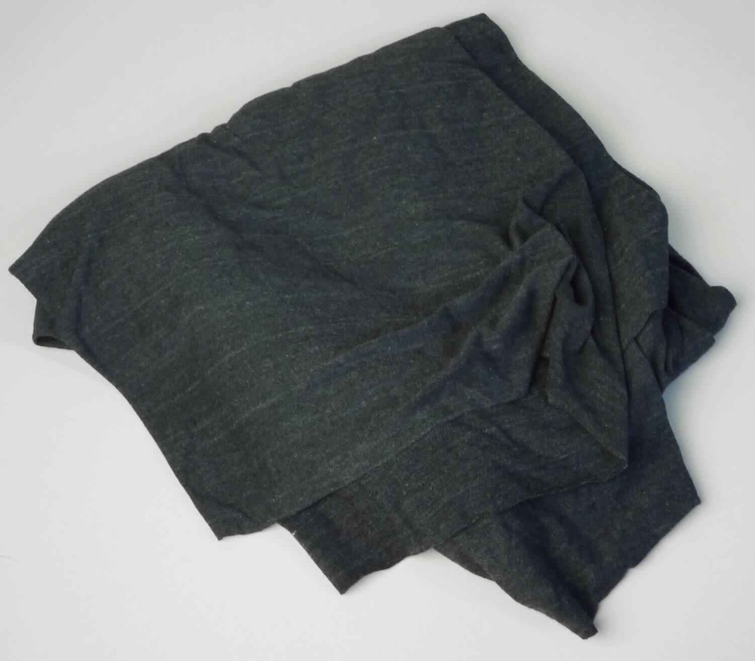Schalähnliche Ware, sog. Schal für Frauen, Art. RSA0503, Foto siehe Anlage,
- flachliegend in den Abmessungen von ca. 115 cm x 75 cm,
- aus ca. 0,5 mm dicken, buntgewirkten Gewirken (melierte Garne) aus laut Antrag 25 % Baumwolle, 
  50 % Polyester und 25 % Rayon (beides Chemiefasern),
- an den Längsseiten geschnitten und an den Schmalseiten zu einem "Rundschal" zusammengenäht (u. a. somit 
  konfektioniert),
- wird in der Art eines Schals um den Hals getragen,
- individuelles (selbstständiges) Einzelstück, das eine Ergänzung von Kleidung darstellt.

"Anderes konfektioniertes Bekleidungszubehör (schalähnliche Ware), aus Gewirken"