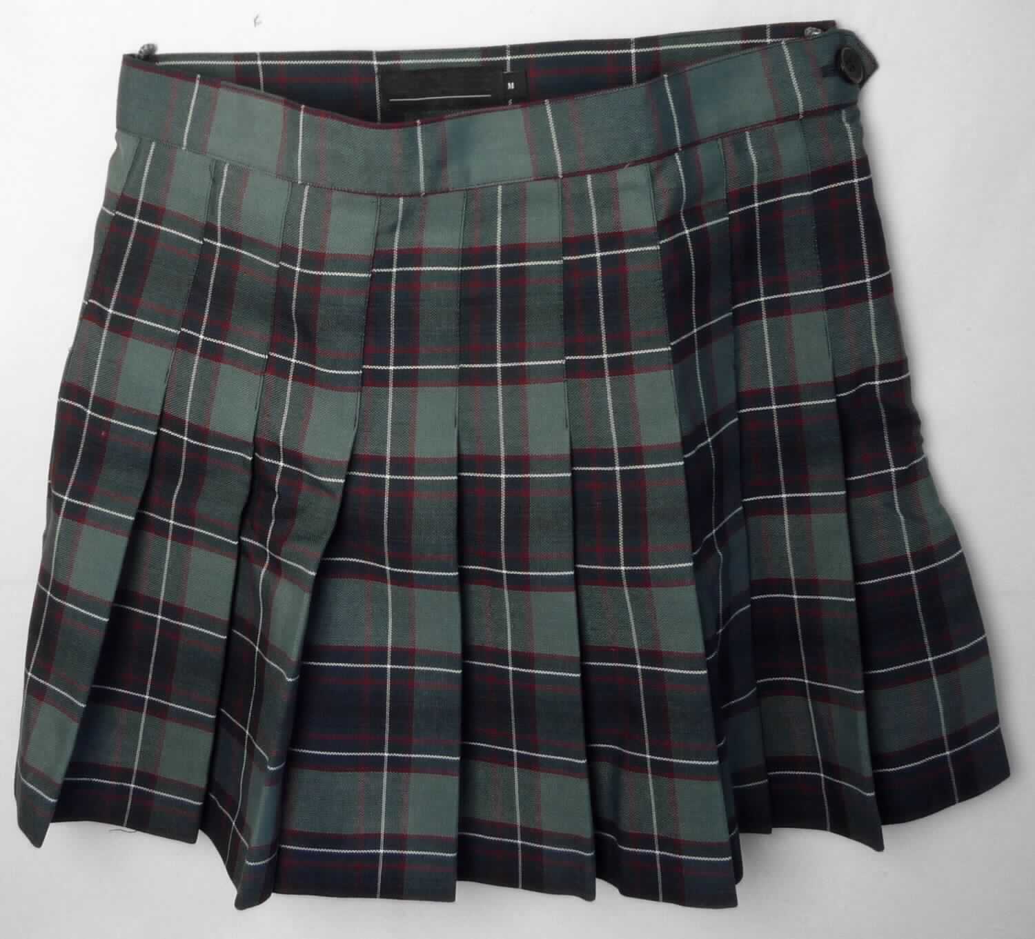 Rock, Art. RSAPW301, Größe M, Foto siehe Anlage,
- aus ca. 0,5 mm dicken, buntgewebten Geweben aus laut Antrag 100 % Polyester (synthetische Chemiefasern),
- über den Schritt reichend (Seitenlänge: ca. 35 cm),
- in der Taille abschließend, mit einem ca. 3,5 cm breiten, angesetzten Bund,
- seitlich mit einer ca. 17 cm langen Öffnung mit Reißverschluss und einem Knopfverschluss im Bund, 
- am unteren Rand durch Umschlagen und Festnähen gesäumt,
- kann ohne ein weiteres, den Unterkörper bedeckendes Kleidungsstück getragen werden.

"Rock, aus Geweben, für Frauen, aus synthetischen Chemiefasern, nicht nach dem Batik-Verfahren handbedruckt"