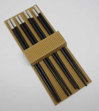 1 Set Essstäbchen MIKADO,
- vier Paar, ca. 24 cm lange, sich nach unten verjüngende Essstäbchen aus Bambus 
  (lt. Antragsteller), in unterschiedlichen Farben lackiert (weiß, silber-schwarz, silber-rot),
- in einen Pappkarton mit Kunststoffdeckel für den Verkauf aufgemacht,
- zur Verwendung bei Tisch oder in der Küche.
(Abbildung siehe Anlage)

"Holzwaren zur Verwendung bei Tisch oder in der Küche, aus Bambus, Essstäbchen"
