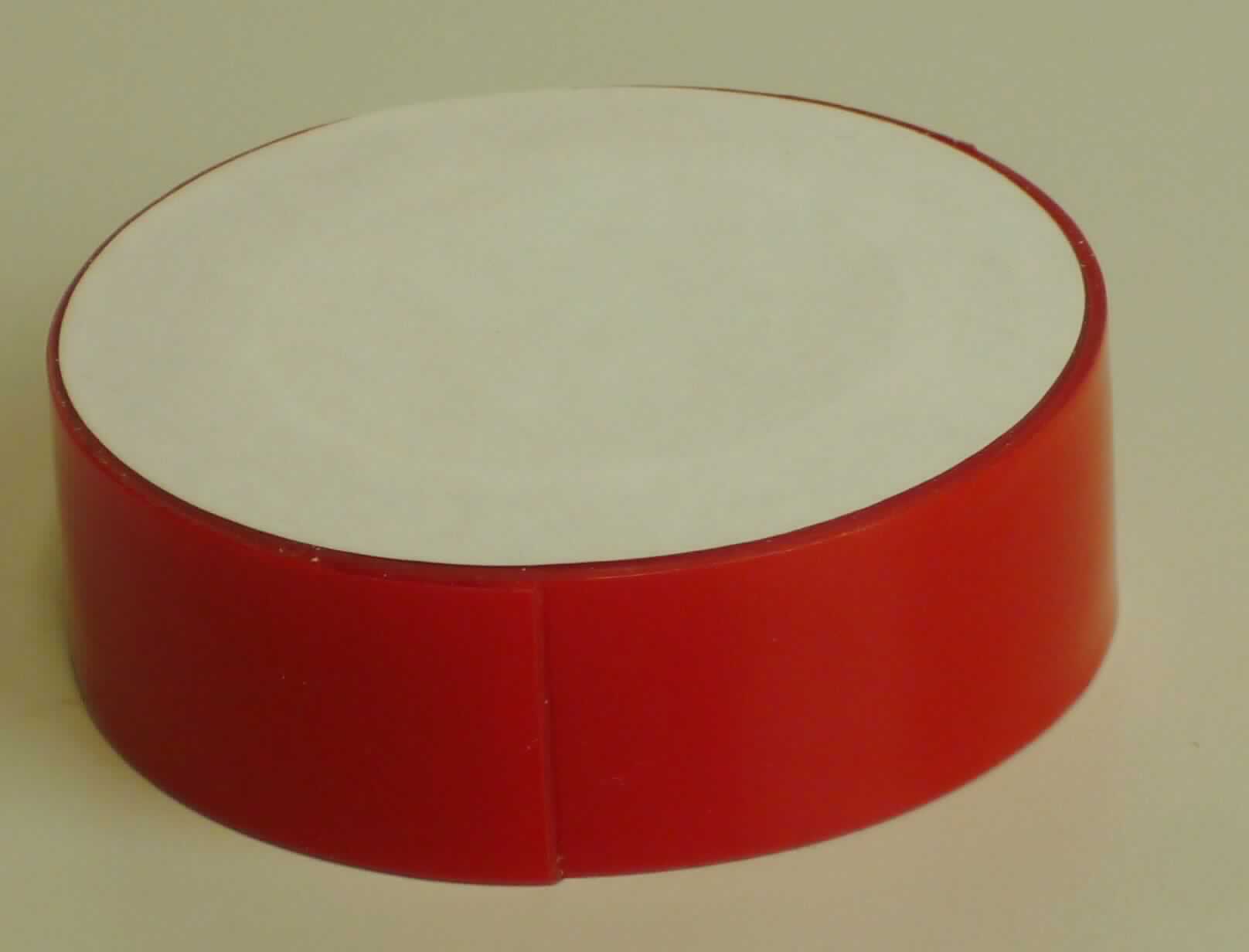 Angaben des Antragstellers:
Doppelseitiges Turbo-Zip-Klebeband (transparent/rot)
Größe unverpackt: 2 cm x 150 cm
Das Klebeband ist in einem Karton mit Gebrauchsanleitung verpackt (Gewicht unverpackt: ca. 40 g).

Feststellungen an einem Warenmuster:
Es wurde ein auf einer Kunststoffspule aufgerolltes farbloses, doppelseitiges Klebeband vorgelegt. Die trägerlose Klebelage ist mit einer roten, abziehbaren Schutzfolie versehen.

Befund:
Es liegt ein zur Verwendung als Klebstoff geeignetes Erzeugnis in Aufmachung für den Einzelverkauf mit einem Gewicht des Inhalts von 1 kg oder weniger im Sinne der Unterposition (KN) 3506 1000 vor.