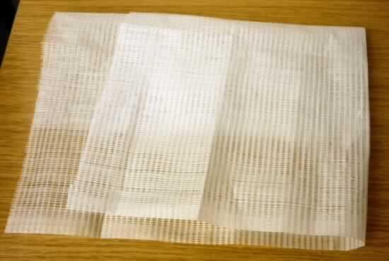 Gewebe, sog Verpackungsmaterial aus Polyethylen, Foto siehe Anlage,
- lt. Antrag als Meterware auf Rollen,
- flachliegend mit einer Breite von 31 cm,
- aus zwei Gewebelagen, die mit ihrer ganzen Fläche aufeinanderliegen und miteinander an den 
  Längsseiten durch Zusammenkleben zu einem Schlauchgewebe verbundenen sind (nicht konfektioniert),
- aus bis zu 1,0 mm breiten Streifen aus synthetischer Spinnmasse (lt. Antrag: Polyethylen),
- in Leinwandbindung,
- dient lt. Antrag als Verpackungsmaterial (Säcke) für Kartoffeln, Zitronen und Orangen.

"Gewebe aus Erzeugnissen der Position 5404 (Streifen aus Polyethylen), mit einer Breite von weniger
 als 3 m"
