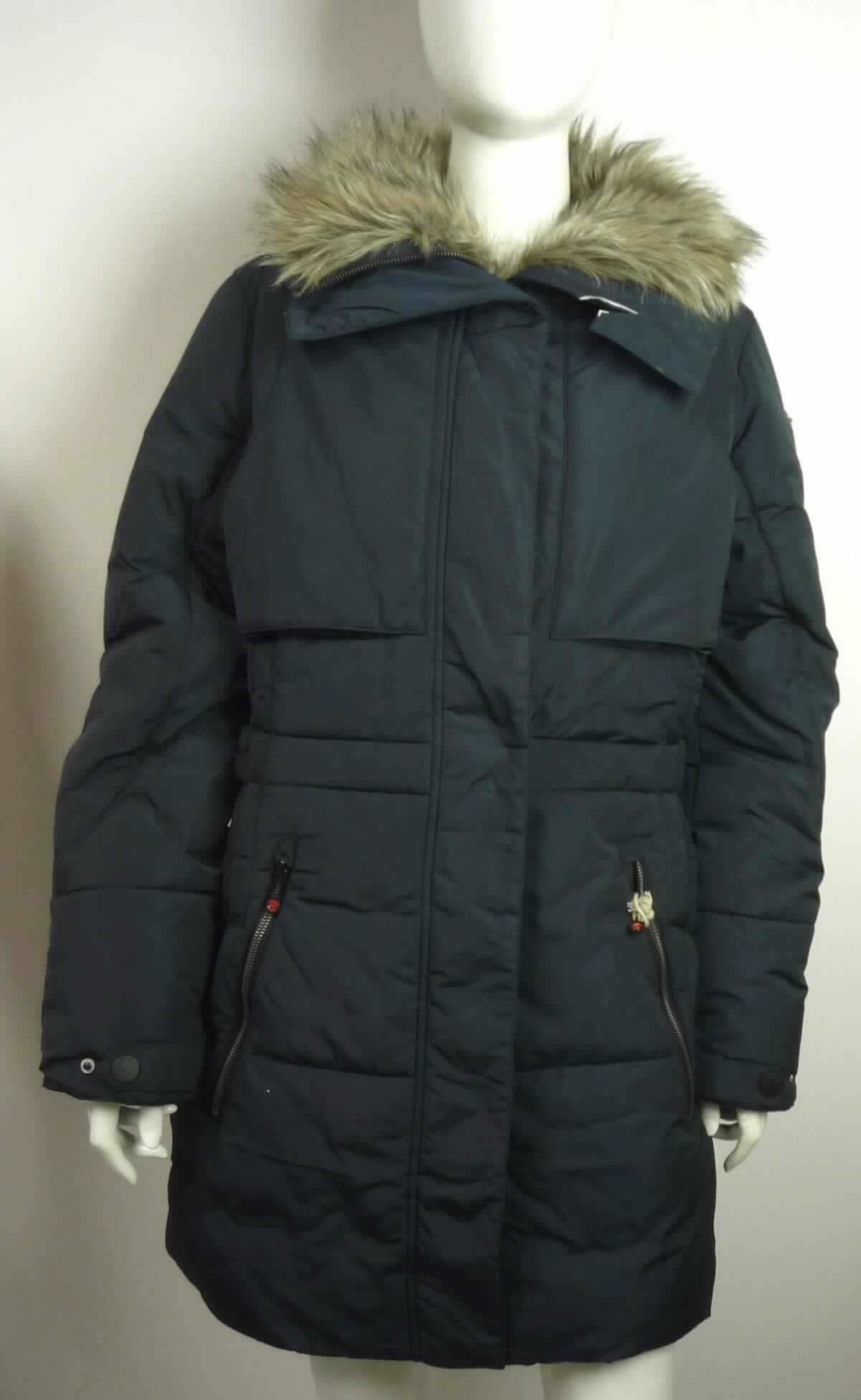 Mantel, sog. Parka, Größe 42, Foto siehe Anlage,
- aus einem zweilagigen, lt. Antrag nach dem Zuschneiden durch Steppen abgeteilten Verbunderzeugnis mit einer 
  Außenlage aus ca. 0,2 mm dicken (leichten), einfarbigen Geweben aus lt. Antrag 100 % Polyester 
  (synthetische Chemiefasern) und einer Innenlage aus Wattierungsstoff (keine Meterware der Position 5811),
- leicht gefüttert,
- mit einem Stückgewicht von ca. 1550 Gramm, 
- über den halben Oberschenkel reichend (Rückenlänge: 86 cm), 
- mit einem Stehkragen mit einem abtrennbaren Besatz aus Plüschgewirken,
- vorn mit einer durchgehenden Öffnung mit Reißverschluss, verdeckt von einer Patte mit Druckknopfverschluss 
  von rechts über links (Frauenkleidung), 
- mit langen Ärmeln, an dem Ärmelenden mittels Druckknopfriegel zu verengen und mit eingenähten, verengenden 
  Bündchen (sog. Windfang) aus Gewirken ausgestattet,
- seitlich in Taillenhöhe mit Druckknopfriegeln zu verengen,
- mit zwei eingesetzten, offenen Brusttaschen und zwei eingesetzten Taschen mit Reißverschluss unterhalb der
  Taille,
- am unteren Rand gesäumt,
- u. a. aufgrund der leichten Gewebe kein Parka,
- wird im Allgemeinen über jeder anderen Kleidung und zum Schutz gegen das Wetter getragen.


"Mantel, aus Geweben, für Frauen, aus Chemiefasern, mit einem Stückgewicht von mehr als 1 kg, kein Parka"