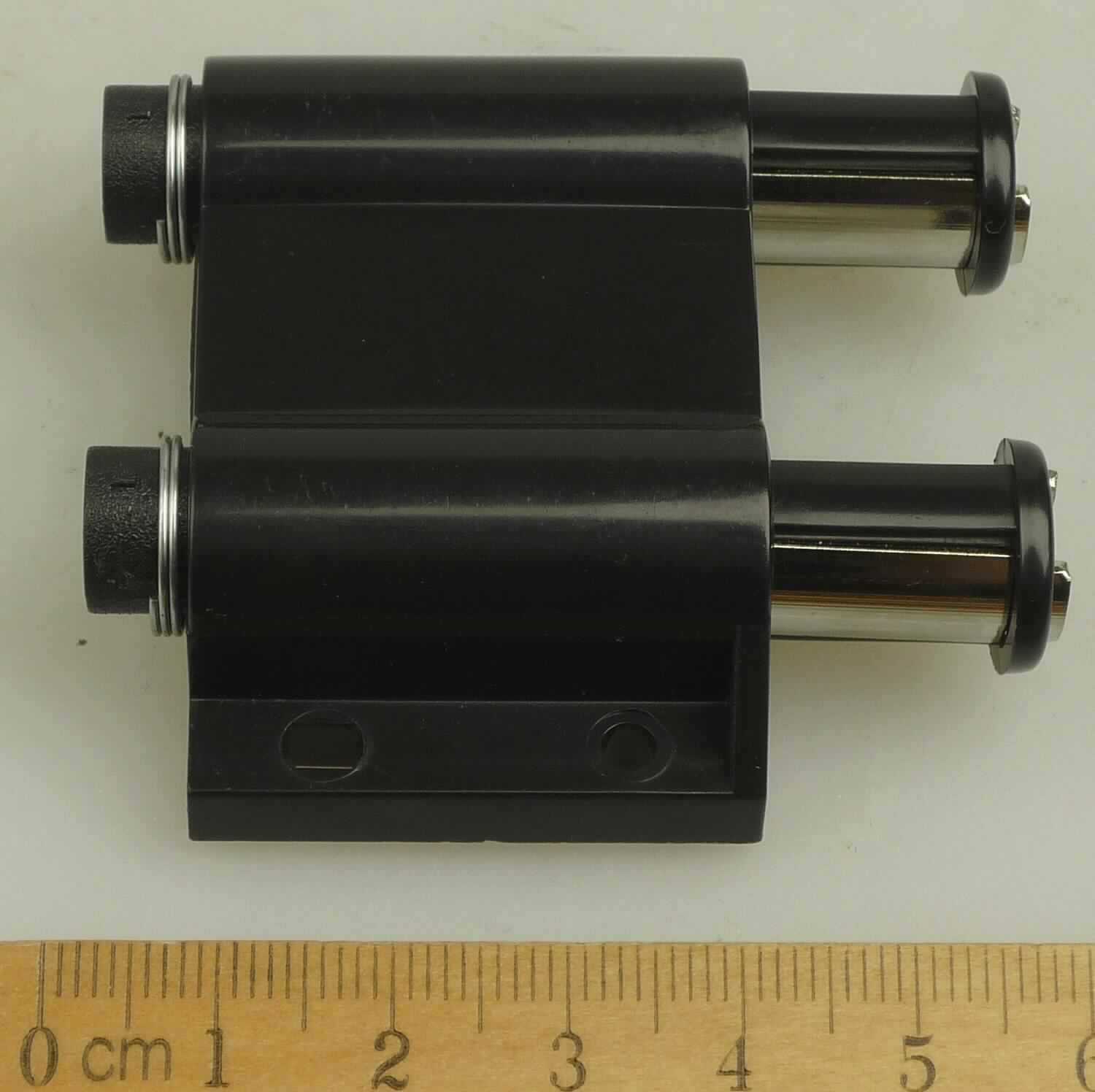 Es handelt sich um einen Magnetverschluss, sog. Druckmagnetschnäpper, bestehend aus einem Gehäuse 
(ca. 5,8 x 3,4 x 1,8 cm) aus Kunststoffen im Sinne der Anmerkung 1 zu Kapitel 39, in das zwei federgelagerte Kolben aus Kunststoff mit Metallführungen und eingebetteten Dauermagneten an der Spitze verbaut sind. 

Die Ware soll mit Schrauben dauerhaft an Möbeln befestigt werden und als geräuschloses Verschlusssystem für 
z. B. Schranktüren dienen.

Im Hinblick auf den Umfang sind die Kunststoffe als charakterverleihend anzusehen. 

Derartige Erzeugnisse werden zolltariflich als "andere Ware aus Kunststoffen, Beschläge für Möbel" eingereiht.