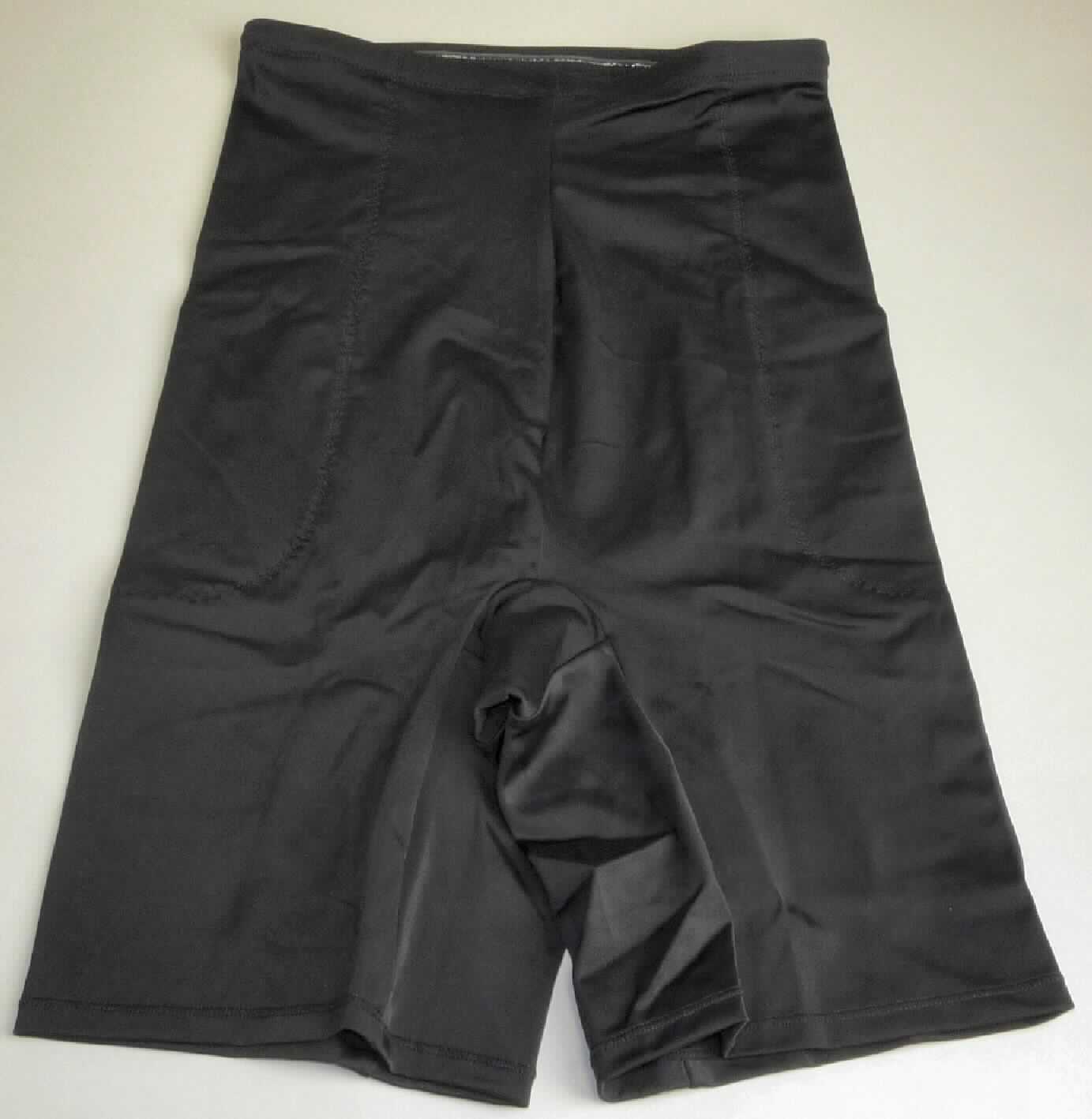 Miederhose, Style Nr. 35526726, Art. Nr. 942973, Größe 36/38, Foto siehe Anlage,
- aus ca. 0,7 mm dicken, einfarbigen Gewirken aus lt. Antrag 81 % Polyamid, 17 % Elasthan (beides synthetische  
  Chemiefasern) und 2 % Baumwolle,
- als klassische, lange Miederhose gearbeitet; mit einer Seitenlänge von ca. 51 cm,
- über die Taille nach oben reichend; mit einem ca. 2 cm breiten, elastischen Bund, der mit einem Haftband 
  ausgestattet ist,
- die Elastizität der Gewirke ist in Längs- und in Querrichtung begrenzt; im Bauch- und im Seitenbereich doppellagig
  gearbeitet,
- mit Schrittfutter (Hygieneeinlage),
- besitzt aufgrund der Materialzusammensetzung, der Schnittform (lange Miederhose), der Konstruktion und 
  Verarbeitung die Eigenschaft, gewisse Teile des Körpers zu stützen.

"Den Hüftgürteln ähnliche Ware, aus Gewirken, Miederhose"