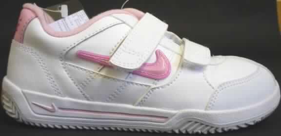 Trainingsschuhähnliche Schuhe; lt. Antrag: Turn/Sport/Freizeitschuhe Kinder, Art.-Nr. 280819 - siehe Abbildung
- mit Laufsohlen aus (lt. Antrag) Kunststoff; ohne Hauptsohle aus Holz
- mit Oberteil (geschlossenes Blatt) aus Leder (den größten Teil der Außenfläche bildend)
  und Kunststoff (Spinnstoff mit einer mit dem bloßen Auge wahrnehmbaren Außenschicht 
  aus Kunststoff)
- mit zwei Klettverschlüssen
- nicht mit Dornen, Krampen, Klammern, Stollen oder ähnlichen Vorrichtungen
  versehen oder für deren Anbringung hergerichtet (keine Sportschuhe)
- ohne Schutz in der Vorderkappe
- den Knöchel nicht bedeckend
- mit einer Länge der Innensohle von weniger als 24 cm
- nach Spezialtechniken hergestellt, mit einem cif-Preis je Paar (lt. Antrag) von mehr als 
  7,50 Euro, mit mehrlagiger, geformter, stoßdämpfende Eigenschaften aufweisender Sohle
  aus synthetischen Stoffen