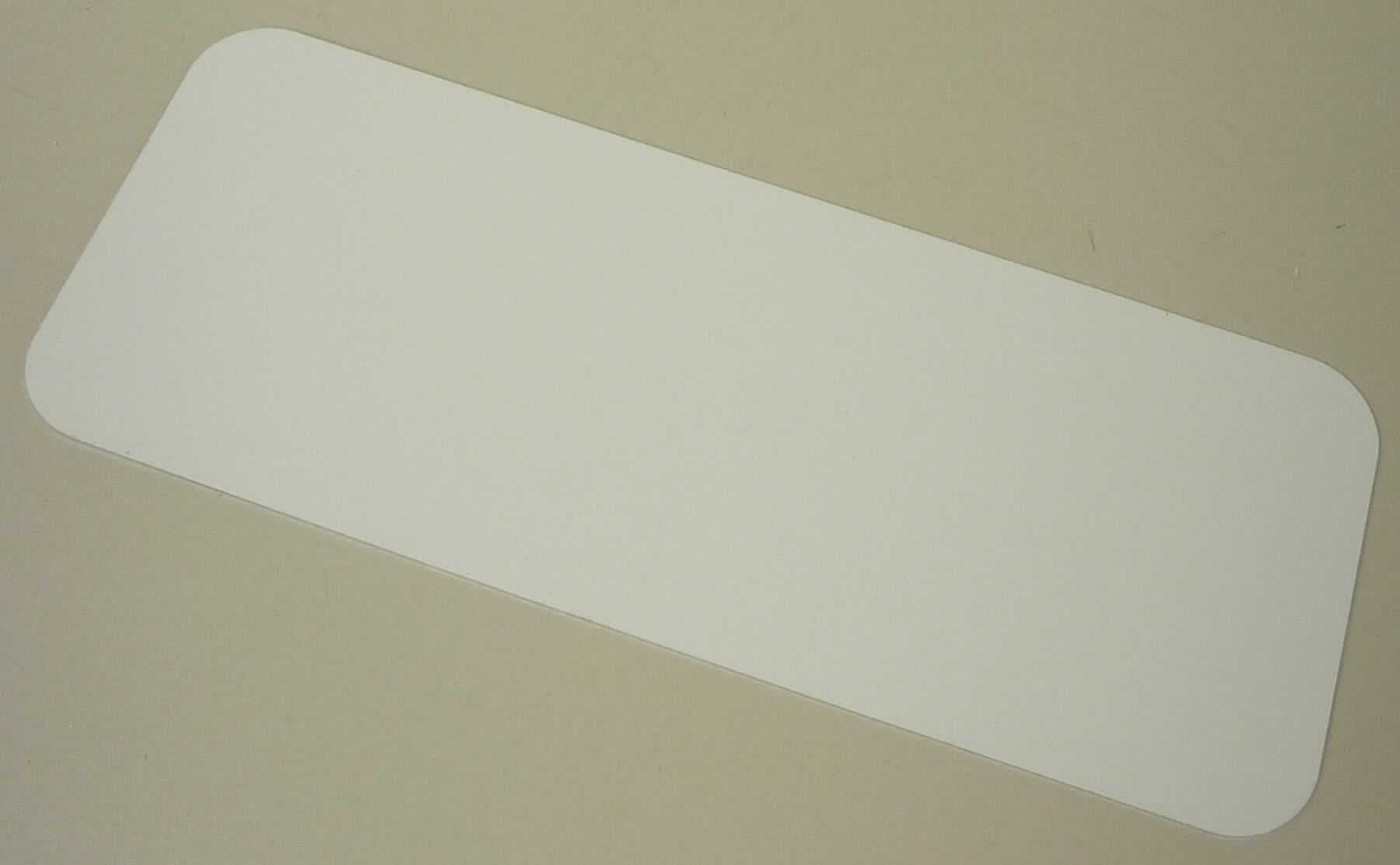 Ersatzplatte

Bei der Ware handelt es sich um ein aus Aluminium gefertigtes, rechteckiges, ca. 0,5 mm dickes Blech mit abgerundeten Ecken. Die Oberseite des Erzeugnisses ist mit einem Kunststoff versehen, so das diese Seite kundenspezifisch bedruckt werden kann. Das Erzeugnis dient als Ersatzplatte für Geschenkdosen (nicht Gegenstand dieser vZTA). Die Abmessungen betragen 72 x 182 mm.

Die Ware ist nach ihrer Beschaffenheit als anderes Blech, mit einer Dicke von mehr als 0,2 mm, rechteckig, aus nicht legiertem Aluminium, mit Kunststoff beschichtet, in die Codenummer 7606 1110 90 0 des Zolltarifs einzureihen.
