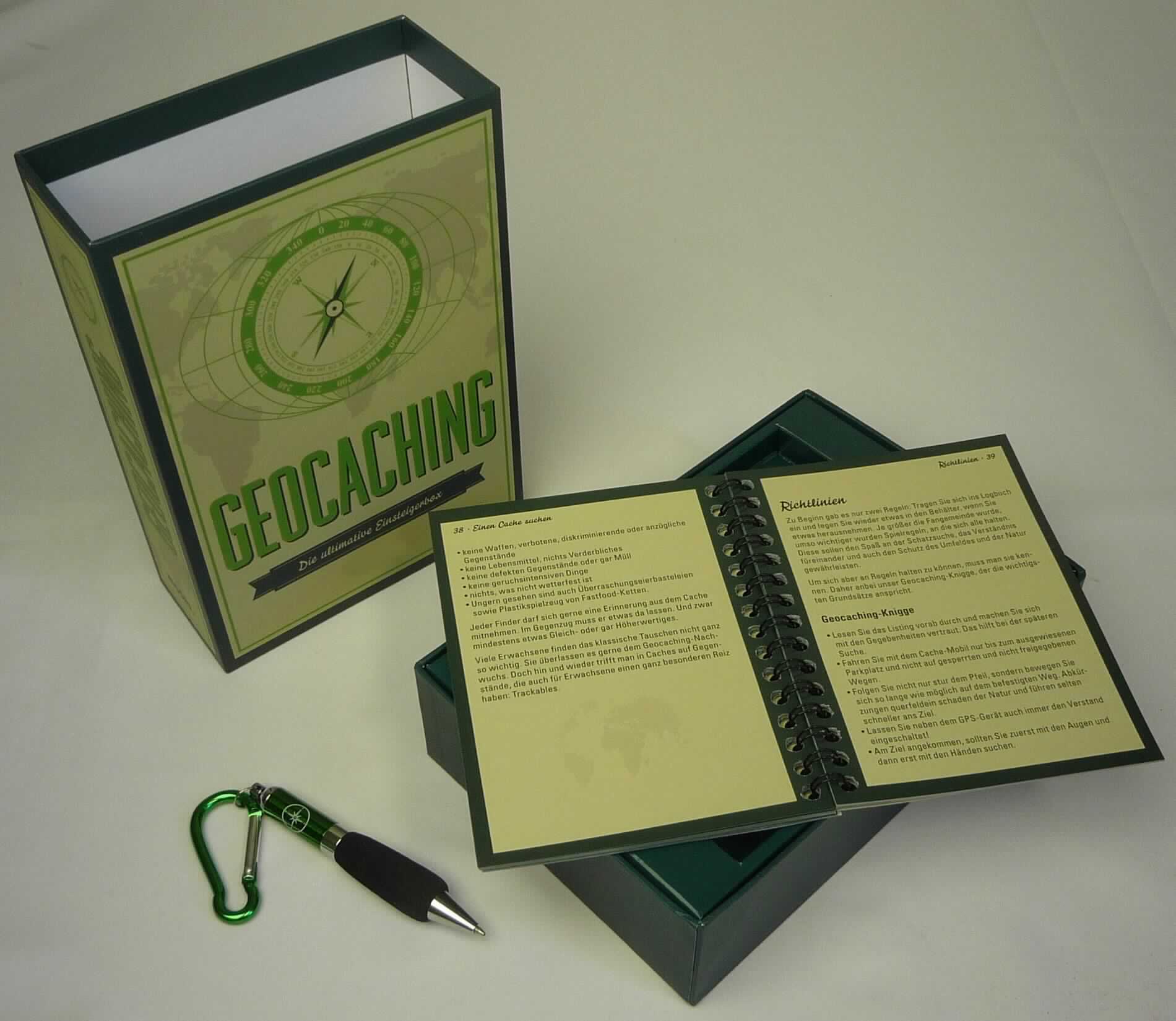 Bei dem als Geocachingbox (Art. 28039) bezeichneten Erzeugnis handelt es sich um Warenzusammenstellung in Aufmachung für den Einzelverkauf, bestehend aus einer bedruckten Broschüre mit Spiralbuchbindung und einer aus verschiedenen Bestandteilen zusammengesetzten Ware in Form eines Kugelschreibers mit Karabinerhaken, gemeinsam verpackt in einem bedruckten Pappkarton.

Der Kugelschreiber ist ca. 10 cm lang, mit einer auswechselbaren Mine mit pastöser Tinte bestückt und am oberen Ende mit einem ca. 5 cm großen Karabinerhaken aus Kunststoff versehen. Der Kugelschreiber bestimmt auf Grund der Verwendung den Charakter aus verschiedenen Bestandteilen zusammengesetzten Ware. Er soll als Allwetterstift dem "Loggen nach dem Fund" dienen. Die Broschüre mit 64 Seiten enthält neben der Spielanleitung umfangreiche Informationen über Geocaching.

Innerhalb der Warenzusammenstellung kann ein charakterbestimmender Bestandteil nicht ermittelt werden, so dass die Warenzusammenstellung in die letztgenannte, in Betracht kommende Position einzureihen ist.

Das Erzeugnis ist als "Kugelschreiber, nicht mit flüssiger Tinte, mit auswechselbarer Mine" einzureihen.