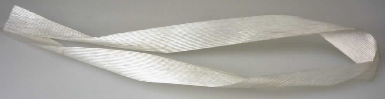 Bolducs, sog. Umreifungsband, Foto siehe Anlage,
- als Meterware, laut Antrag auf Rollen, mit einer Länge von 200 m bis 1100 m,
- schusslose Bänder (Breite: ca. 20 mm),
-- aus parallel gelegten und aneinander geklebten Garnen aus laut Antrag 100 % Polyester (synthetische
   Chemiefasern),
- zur Verwendung als sog. Umreifungsband.

"Schusslose Bänder aus parallel gelegten und geklebten Garnen (Bolducs), aus Polyester"