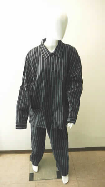 Schlafanzug, sog. Herren Flanell-Pyjama, Modell: S12345-01 (20716/0), Größe XL, Foto siehe Anlage,
- laut Antrag in einem Polybeutel mit Fotoeinleger verpackt,
- aus 0,6 mm dicken, buntgewebten Geweben aus laut Antrag 100 % Baumwolle,
- nach Schnitt, Ausstattung, Material und Gesamteindruck erkennbar dazu bestimmt, ausschließlich oder im 
  Wesentlichen als Nachtkleidung im Bett getragen zu werden,
- Oberteil: 
-- über den Schritt reichend (Rückenlänge: 82 cm),
-- mit einem Umlegekragen,
-- mit langen Ärmeln, an den Ärmelabschlüssen mit angesetzten Bündchen,
-- vorn mit einer durchgehenden Öffnung mit Knopfverschluss von links auf rechts (Männerkleidung),
-- mit einer aufgesetzten Brusttasche und einer aufgesetzten Tasche unterhalb der Taille,
-- am unteren Rand durch Umschlagen und Festnähen gesäumt,
- lange Hose: 
-- in der Taille abschließend; mit einem 3 cm breiten, elastischen Taillenbund,
-- vorn mit einer kurzen Öffnung; im Taillenbund mit weitenregulierbarem Knopfverschluss von links auf rechts; 
   unterhalb des Taillenbundes als Eingriffsöffnung mit einem Knopfverschluss gearbeitet, die von einer von links 
   auf rechts überlappenden Patte verdeckt wird (Männerkleidung),
-- mit langen Hosenbeinen,
-- an den Beinabschlüssen durch Umschlagen und Festnähen gesäumt.

"Schlafanzug, aus Geweben, für Männer, aus Baumwolle"