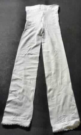 Strumpfhose, sog. Damen Capri-Strumpfhose, Artikel 712312, Größe 38/40, siehe Foto,
- mit einer Pappbanderole für den Einzelverkauf aufgemacht,
- aus 0,7 mm dicken, einfarbigen (weiß) Gewirken aus laut Antrag 87% Polyamid,
  10% Elasthan (beides synthetische Chemiefasern) und 3% Baumwolle; aus Garnen mit
  einem Titer der einfachen Garne von laut Antrag 66 dtex; ohne degressive Kompression,
- in der Taille abschließend; mit einem elastischen Bund,
- ohne Öffnung und ohne Verschluss,
- mit eng anliegenden, bis zur Mitte der Waden reichenden Hosenbeinen; an den
  Beinabschlüssen mit gekräuselten Bündchen,
- kennzeichnet sich nach dem Verwendungszweck, der Herstellungsweise und der
  Ausstattung als Strumpfhose ohne Fußteil, somit weder eine lange Hose der Position 6104
  noch eine lange Unterhose der Position 6108.

"Strumpfhose ohne degressive Kompression; aus Gewirken aus synthetischen Chemiefasern
mit einem Titer der einfachen Garne von weniger als 67 dtex"