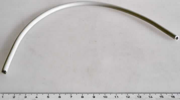 Isoliertes elektrisches Kabel ohne Anschlussstücke, sog. "Silikonkabel" (Art.-Nr. L45580-W-101-W), aus neun einzeln isolierten Leitereinzeldrähten mit einem Durchmesser von je 0,24 mm und einem einzeln isolierten Draht mit einem Durchmesser von 0,38 mm, alle zusammen in einer gemeinsamen Silikonummantelung, für eine Spannung von weniger als 1.000 V.

Die Ware ist als "isoliertes elektrisches Kabel, kein Wickeldraht, kein Koaxialkabel oder anderer koaxialer elektrischer Leiter, kein Zündkabelsatz oder anderer Kabelsatz von der für Beförderungsmittel verwendeten Art, für eine Spannung von weniger als 1.000 V, ohne Anschlussstücke, nicht von der für die Telekommunikation verwendeten Art, mit einem Durchmesser der Leitereinzeldrähte von nicht mehr als 0,51 mm, für eine Spannung von mehr als 80 V, jedoch weniger als 1.000 V" einzureihen.