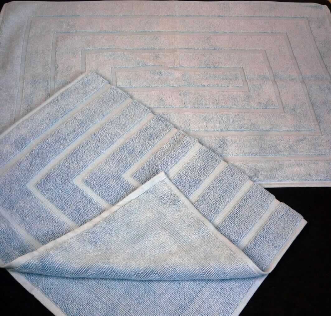 Fußbodenbelag, sog. Badvorleger, Foto siehe Anlage,
- als zweiteiliges Set in einem Polybeutel mit Pappeinleger verpackt,
- rechteckig, mit den Abmessungen von laut Antrag 50 cm x 75 cm,
- aus einem ca. 5,3 mm dicken, einfarbigen Schlingengewebe nach Art der Frottiergewebe aus laut Antrag 
  100 % Baumwolle,
- an allen Rändern durch Umschlagen und Festnähen gesäumt (somit konfektioniert),
- wird als Vorleger vor die Badewanne oder Dusche gelegt; kennzeichnet sich durch seine Festigkeit, Dicke und 
  Steifheit als Fußbodenbelag,
- stellt sich insbesondere aufgrund der Beschaffenheit und der Abmessungen nicht als Ware der Position 6302 dar.

"Fußbodenbelag, aus Spinnstoffen, gewebt, weder getuftet noch beflockt, konfektioniert, kein Kelim, Sumak, 
 Karamanie und ähnlicher handgewebter Teppich, kein Fußbodenbelag aus Kokosfasern, mit Flor, aus Baumwolle"