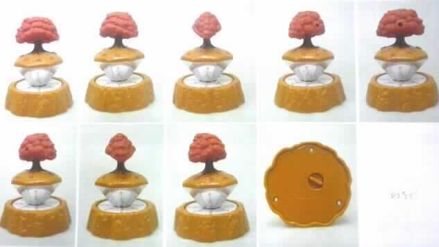 Anderes als zuvor in der Position 9503 erfasstes Spielzeug, mit eingebautem Motor, aus Kunststoff, noch nicht zusammengesetzt, sog. Motiv "Mr. Fox' Treehouse" der Serie "Mc Donald's - Fantastic Mr. Fox 2009". 

Es handelt sich um ein noch nicht zusammengesetztes, ca. 10 cm hohes, karussellartiges Erzeugnis aus Kunststoff, in Form eines ca. 8 x 4,3 cm großen, runden, auf der Unterseite mit einem Drehknopf für den Aufziehmotor ausgestatteten sowie auf der Oberseite mit einer Vertiefung für die einzulegende Pappscheibe versehenen Sockels, auf den ein nach unten kegelförmig zulaufendes Bodenstück mit einem stehenden Baum gesteckt wird. Die beiden auswechselbaren, in der Mitte mit einem Loch versehenen Pappscheiben haben einen Durchmesser von ca. 5,2 cm und sind auf der einen Seite mit 8 Abbildungen eines Fuchses in verschiedenen Körperhaltungen bedruckt und auf der anderen Seite mit 8 in der Reihenfolge variierbaren Aufklebern einer Ratte bzw. eines Fuchses beklebt.
Das Bodenstück ist im unteren Bereich mit 8 Spiegelflächen versehen, so dass sich die zwischen Sockel und Überbau eingelegten, auf den Pappscheiben abgebildeten Figuren darin wiederspiegeln und durch die Drehbewegung des Oberbaus wie bei einem Daumenkino eine Animation erzeugt wird, die es dem Betrachter ermöglicht, eine Sequenz von Einzelbildern als fortlaufende Bildfolge zu sehen.
Das Erzeugnis dient der spielerischen Unterhaltung und ist mit einem Beipackzettel in einem Polyethylenbeutel verpackt.

Ein Bild der Ware befindet sich im Internet unter:
http://ec.europa.eu/taxation_customs/dds/ebticau_de.htm.