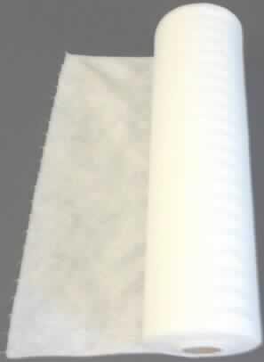 Vliesstoff, sog. Reinigungstuch, siehe Foto,
- als Meterware auf Rollen mit 20 m Länge,
- mit einer Breite von 16 cm,
- im Abstand von 25,5 cm quer perforiert (keine Konfektionierung, da das Perforieren keine Konfektionierung
  im Sinne der Anmerkung 7 ABS XI darstellt), somit keine Ware der Position 6307,
- laut Untersuchungsergebnis aus im Wasserstrahl-Verfahren mechanisch verfestigten Chemiefasern
  (laut Antrag 70% Viskose und 30% Polyester),  
- einlagig, keine Filamente, kein melt blown,
- weder bestrichen noch überzogen,
- mit einem mittleren Quadratmetergewicht von 41,0 g.