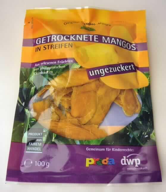 Mangostreifen, getrocknet, ungezuckert, ungeschwefelt

Buntbedruckter Original-Kunststoffbeutel (100 g) mit der Aufschrift "Getrocknete Mangos in Streifen, 
ungezuckert und ungeschwefelt" sowie Nährwertangaben und weiteren Hinweisen.
Bis zu 11 cm lange, ca. 2 cm breite und ca. 2 mm dicke, orangebraune Streifen von getrockneten Früchten; 
Geschmack nach Mango, süß.

Mangofrüchte, getrocknet