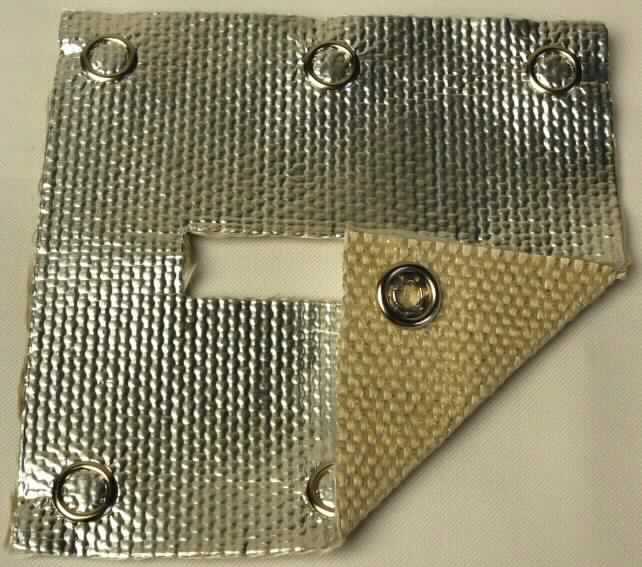 Erkennbares Teil für ein Kraftfahrzeug, Foto siehe Anlage
- aus einem speziell nach technischer Zeichnung gefertigten Erzeugnis in den Abmessungen: 100 mm x 100 mm,
- mit sechs Befestigungsvorrichtungen in Form von Druckknöpfen,
- mittig mit einem 12 mm x 50 mm großen Ausschnitt,
- dient zur Hitzeabschirmung eines Öltemperatur- und Ölstandssensors vor der ausstrahlenden
  Hitze des Vorkatalysators in einem Kraftfahrzeug,
- erkennbares Teil zur hauptsächlichen Verwendung an Kraftfahrzeugen,
- laut Antrag für die industrielle Montage bestimmt.

"Teil für ein Kraftfahrzeug (Hitzeabschirmung), nicht von den Unterpositionen 8708 10 bis 8708 95 erfasstes, für die industrielle Montage"