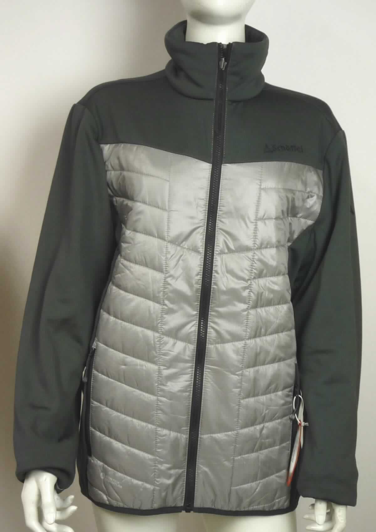Blouson, sog. windjackenähnliches Kleidungsstück, Größe L, Foto siehe Anlage,
- mit einem Vorder- und Rückenteil aus einem dreilagigen, durch Steppen abgeteilten Verbunderzeugnis; mit einer 
  Außen- und Innenlage aus ca. 0,1 mm dicken, einfarbigen Geweben und einer Zwischenlage aus Wattierungsstoff,
- mit einem Kragen, Ärmeln, Schulter- und Seitenteilen aus ca. 1,5 mm dicken, einfarbigen, einseitig (Innenseite) 
  gerauten Gewirken,
- alle Flächenerzeugnisse aus laut Antrag 100 % synthetischen Chemiefasern,
- teilweise gefüttert,
- über die Taille reichend (Rückenlänge: ca. 70 cm),
- mit einem Stehkragen,
- vorn mit einer durchgehenden Öffnung mit einem bis in die Kragenspitzen reichenden Reißverschluss,
- ohne Hinweise auf den Trägerkreis (unisex),
- mit langen Ärmeln, die über den unteren Rand des Kleidungsstücks hinausreichen,
- vorn mit zwei eingesetzten Taschen mit Reißverschluss unterhalb der Taille,
- am unteren Rand mit einem schmalen Band aus Geweben eingefasst und leicht verengt,
- erfüllt die Merkmale zur Einreihung als Blouson, somit kein windjackenähnliches Kleidungsstück,
- im Hinblick auf das äußere Erscheinungsbild sind die Gewirke und die Gewebe als annähernd gleichbedeutend 
  anzusehen, im Hinblick auf den Umfang verleihen jedoch die Gewirke der Ware ihren wesentlichen Charakter
  (somit keine Ware der Position 6202).

"Blouson, aus Gewirken, für Frauen, aus Chemiefasern"