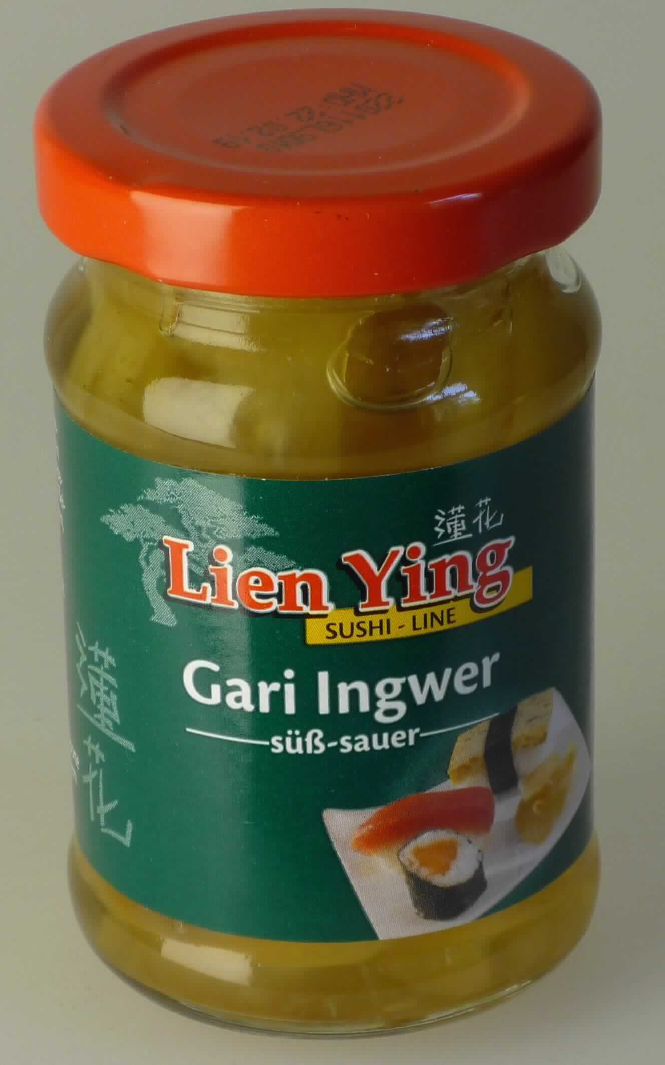 Ingwer, mit Essig zubereitet.

Antragsangaben (als zutreffend unterstellt): Gari Ingwer im Glas. Zutaten: 76,9 % Ingwer, Wasser, Zucker, Salz, Essigsäure. Verwendung: zum Verfeinern von japanischen Gerichten, als Beilage zu Sushi, für Saucen, Geflügel-, Fisch- und Fleischgerichte.

Beschaffenheit des vorgelegten Warenmusters: in dünne Scheiben geschnittener, schwach süß, schwach sauer, scharf, arttypisch schmeckender Ingwer, eingelegt in einer hellgelben, klaren Aufgussflüssigkeit. Aufmachung: in einem etikettierten 100 g-Originalschraubdeckelglas. Warenaufschrift (mehrsprachig; auszugsweise): "Gari Ingwer; süß-sauer; Füllmenge 100 g; Abtropfgewicht 60 g".
Gehalt an freier flüchtiger Säure i. S. der ZAnm 1 zu Kap 20: mehr als 0,5 GHT.
Zuckerzusatz (gemäß Angabe): enthalten.

Durch die Zubereitung hat der Ingwer den Charakter einer Ware der Position 0910 der KN verloren.

Gemüse, Früchte, Nüsse und andere genießbare Pflanzenteile, mit Essig oder Essigsäure zubereitet oder haltbar gemacht, andere als in den TARIC-Codes 2001 1000 11 bis 2001 9097 89 genannt, mit Zusatz von Zucker.