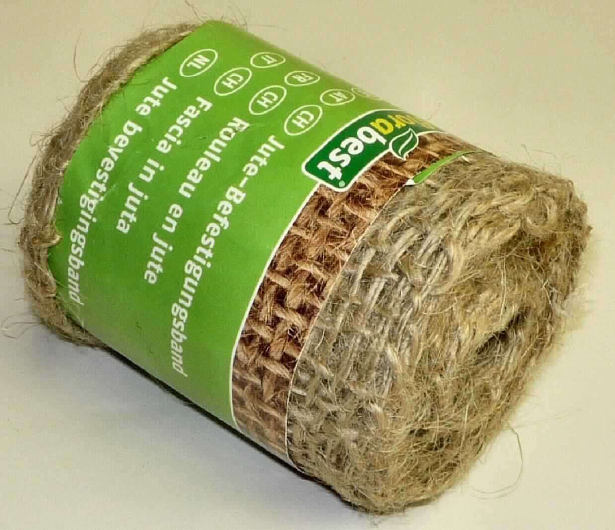 Band, Foto siehe Anlage,
- mit einer bedruckten Papierbanderole umwickelt,
- lt. Antrag mit einer Länge von 3 m und einer Breite von 6 cm,
- aus einem Gewebe (kein Samt, Plüsch, Chenille- oder Schlingengewebe) aus lt. Antrag Jute,
- keine Elastomergarne oder Kautschukfäden enthaltend,
- mit echten Webkanten,
- in Leinwandbindung.

"Band, keine Ware der Position 5807, anderes als in den Unterpositionen 5806 10 und 5806 20 genannte, 
 aus Jute"