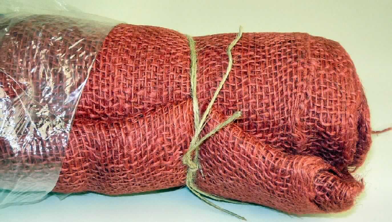 Gewebe, sog. Winterschutz aus Jutegewebe, Foto siehe Anlage,
- in einem Polybeutel mit bedrucktem Pappeinleger verpackt,
- als Meterware; lt. Antrag mit einer Länge von 5 m und einer Breite von 105 cm,
- lt. Antrag aus Jute,
- gefärbt,
- dient lt. Antrag zum Schutz von Pflanzen im Winter.

"Gewebe aus Jute, gefärbt, mit einer Breite von weniger als 150 cm"