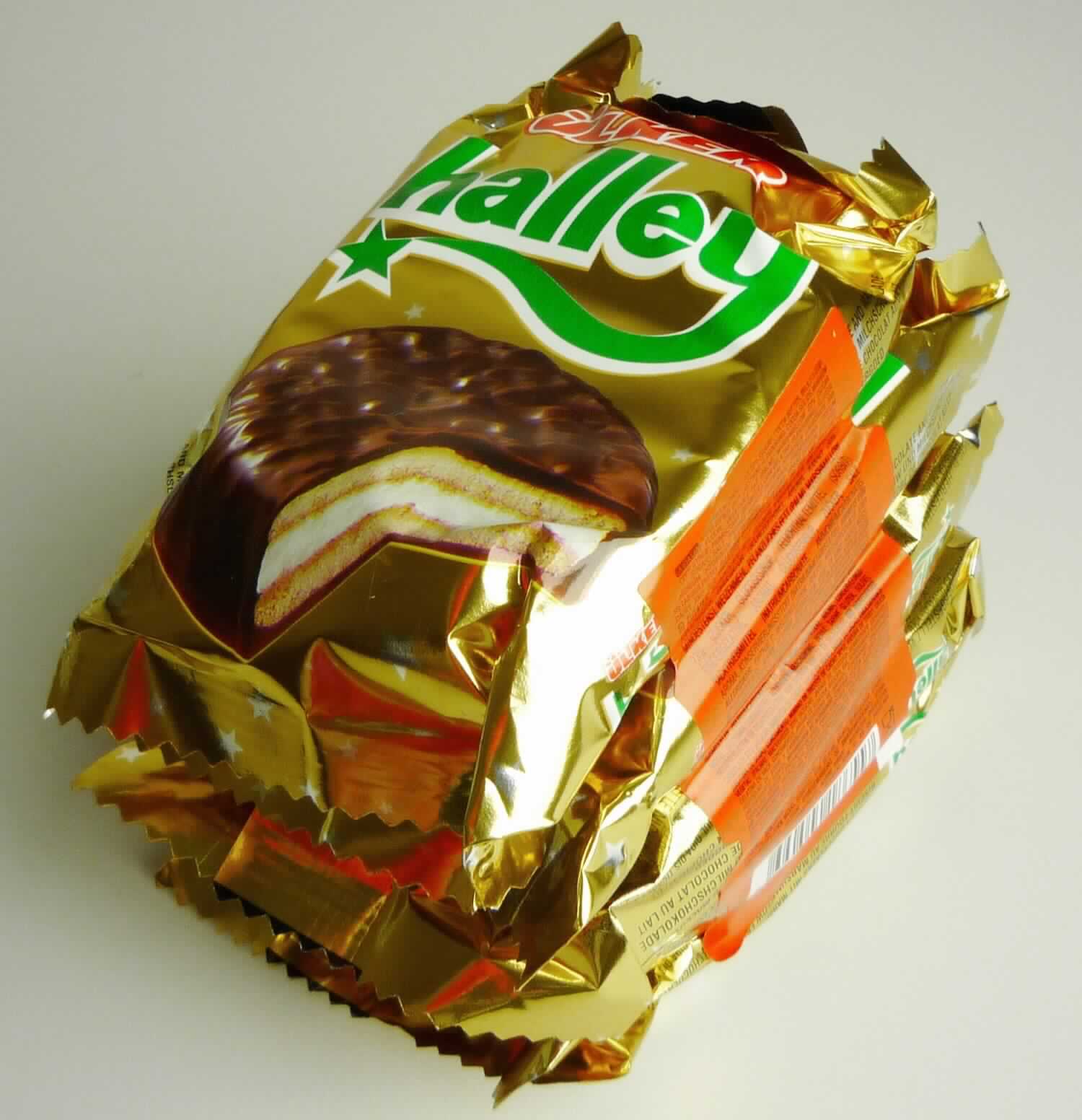 Schoko-Sandwich-Keks

Beschaffenheit des vorgelegten Warenmusters:
Bunt bedruckte Schlauchfolienbeutel, jeweils 5 Beutel mit bunt bedruckter Klebefolie zu einer Verkaufs-
einheit verbunden; der Aufdruck enthält Angaben zum Erzeugnis (Leichter Doppelkeks mit Marshmallow 
und Milchschokolade; 5 x 30 g = 150 g) und zu den Zutaten (siehe Feld 8).
Runde Doppelkekse (Durchmesser ca. 7 cm) mit weißer Marshmallowfüllung, ganz mit Milchschokolade 
überzogen; nach gesüßtem Keks, Marshmallowcreme und Milchschokolade schmeckend. 

Wassergehalt (Keksanteil): 12 GHT oder weniger 
Fett (Keksanteil): 35 GHT oder weniger (aus der Zutatenliste abgeleitet)
Stärke/Glucose*: 25 bis weniger als 50 GHT
Saccharose/ Invertzucker/Isoglucose**: 30 bis weniger als 50 GHT
Milchfett***: weniger als 1,5 GHT
Milchprotein***: weniger als 2,5 GHT 

* : festgestellt gemäß VO (EG) 900/2008; VO (EU) 118/2010
** : festgestellt gemäß VO (EG) 900/2008
***: abgeleitet aus der Zutatenliste in Verbindung mit den Analysedaten 

Backware, kakaohaltig, gesüßte Kekse, ganz mit Schokolade oder kakaohaltigen Überzugsmassen 
überzogen, in unmittelbaren Umschließungen mit einem Gewicht des Inhalts von 85 g oder weniger