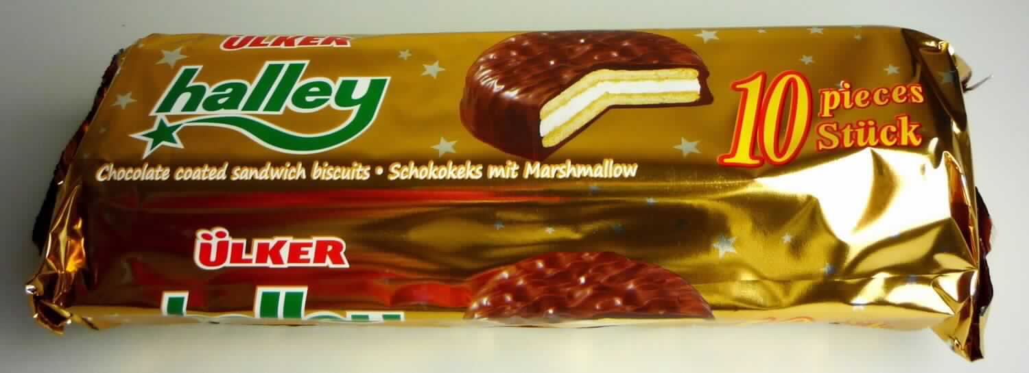 Schoko-Sandwich-Keks

Neuerteilung der vZTA DE 17077/10-1 wegen Fristablauf

Beschaffenheit des vorgelegten Warenmusters:
Bunt bedruckter Schlauchfolienbeutel; der Aufdruck enthält Angaben zum Erzeugnis (Schokokeks mit Marshmallow; 
300 g (10 x 30 g)) und zu den Zutaten (siehe Feld 8); darin eine wiederverschließbare, transparente Kunststoffwan-
ne mit zehn runden Doppelkeksen (Durchmesser ca. 7 cm) mit weißer Marshmallowfüllung, ganz mit Milchschoko-
lade überzogen; nach gesüßtem Keks, Marshmallowcreme und Milchschokolade schmeckend. 

Wassergehalt (Keksanteil)*: 12 GHT oder weniger
Fett (Keksanteil)*: 35 GHT oder weniger
Stärke/Glucose**: 25 bis weniger als 50 GHT
Saccharose/ Invertzucker/Isoglucose***: 5 bis weniger als 30 GHT
Milchfett***: weniger als 1,5 GHT
Milchprotein*: weniger als 2,5 GHT 

*: abgeleitet aus der Zutatenliste in Verbindung mit den Analysedaten 
**: festgestellt gemäß VO (EG) 900/2008; VO (EU) 118/2010
***: festgestellt gemäß VO (EG) 900/2008


Backware, kakaohaltig, gesüßte Kekse, ganz mit Schokolade oder kakaohaltigen Überzugsmassen 
überzogen, in unmittelbaren Umschließungen mit einem Gewicht des Inhalts von mehr als 85 g