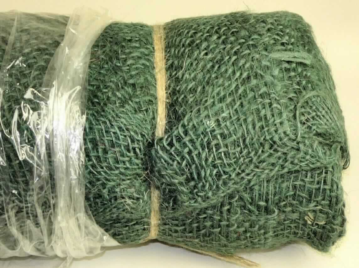 Gewebe, sog. Winterschutz aus Jutegewebe grün, Foto siehe Anlage,
- in einem Polybeutel mit bedrucktem Pappeinleger verpackt,
- als Meterware; lt. Antrag mit einer Länge von 5 m und einer Breite von 105 cm,
- lt. Antrag aus Jute,
- gefärbt,
- dient lt. Antrag zum Schutz von Pflanzen im Winter.

"Gewebe aus Jute, gefärbt, mit einer Breite von weniger als 150 cm"