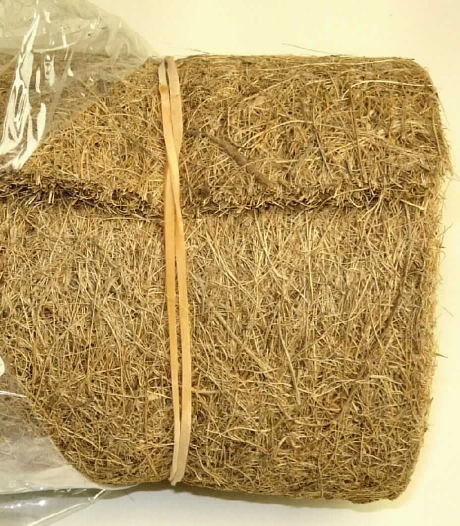 Nadelfilz, sog. Kokosmatte gerollt, Foto siehe Anlage,
- in einem Polybeutel mit bedrucktem Pappeinleger verpackt,
- rechteckig, mit den Abmessungen von lt. Antrag 150 cm x 50 cm,
- lt. Untersuchungsergebnis:
-- aus Nadelfilz aus Kokosfasern,
-- einseitig bestrichen,
- mit einem Spinnstoffanteil von augenscheinlich mehr als 50 GHT,
- dient dem Schutz von Pflanzen vor Witterungseinflüssen im Winter,
- stellt sich aufgrund der Beschaffenheit nicht als Fußbodenbelag der Position 5702 dar.

"Filz (Nadelfilz), bestrichen"