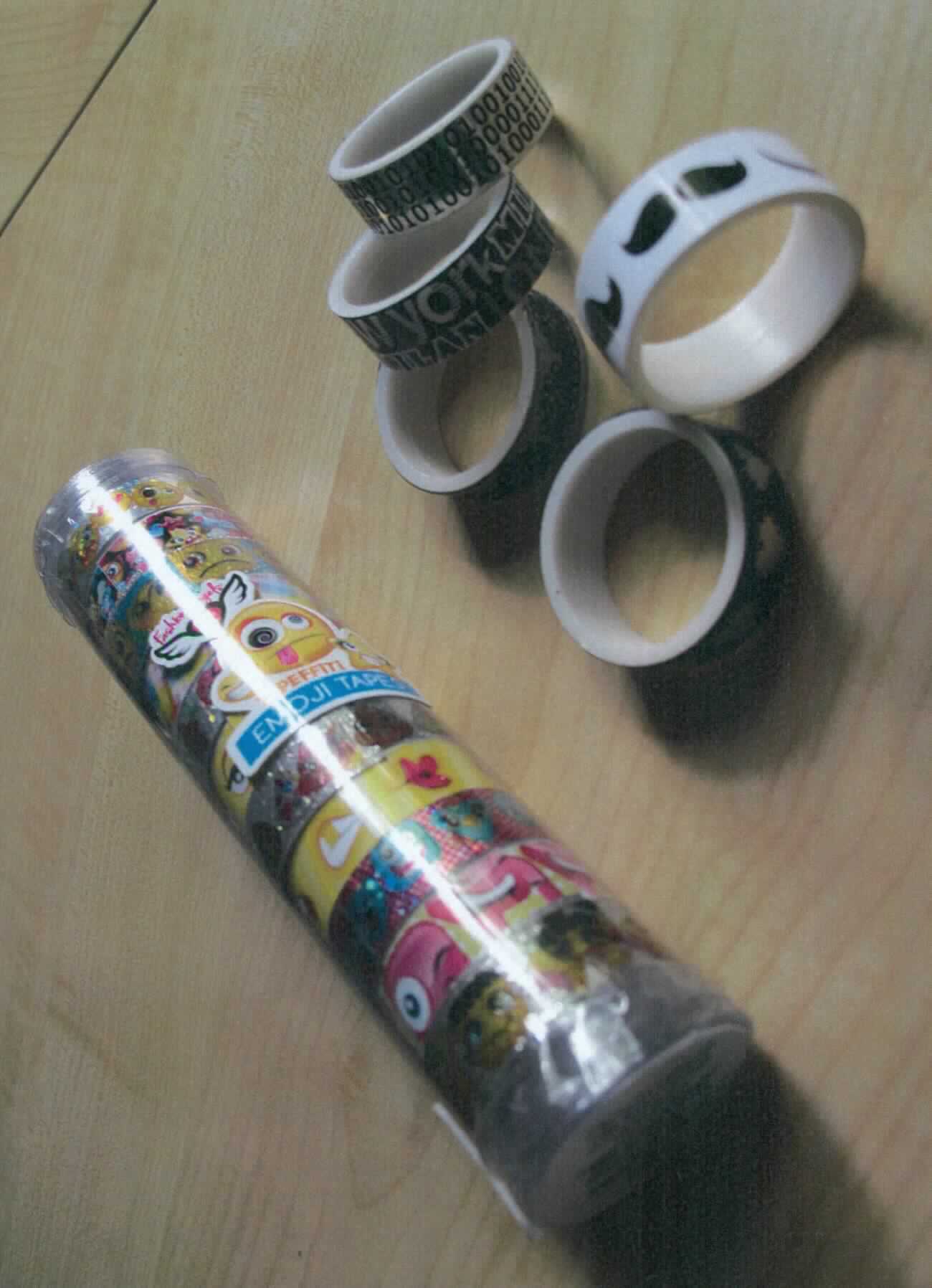 Angaben des Antragstellers:
Klebebandrollen mit buntem Design zum spielerischen Aufkleben auf verschiedene Gegenstände, verpackt in einem Kunststoffröhrchen.

Die Klebebänder bestehen aus Polypropylen und sind mit einem Klebstoff aus Polyvinylacetat ausgestattet.

Ein Warenmuster wurde nicht vorgelegt.

Befund:
Es liegen selbstklebende Kunststoffbänder in Rollenform mit einer Breite von weniger als 20 cm im Sinne der Unterposition 3919 1080 vor.