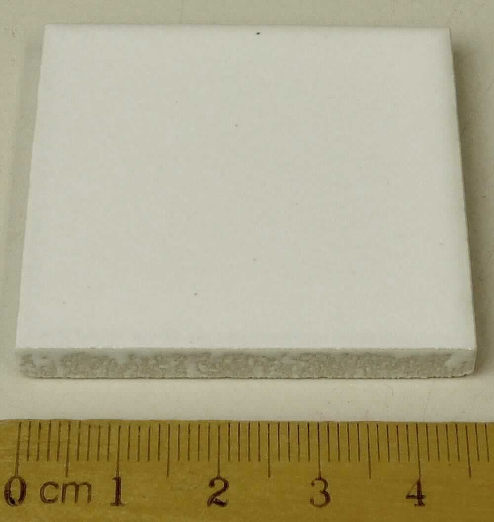 Glasierte, keramische Fliese, sog. Keramikfliese Mosaik, Artikel TILE-G-M0505, Foto siehe Anlage,
- weiße, flache, quadratische Fliese; glasiert,
- in den Abmessungen: ca. 4,7 cm x 4,7 cm x 0,5 cm,
- keramisches Erzeugnis; nach der Formgebung gebrannt; tonmineralhaltiges Material enthaltend.

"Glasierte, keramische Fliese, deren größte Fläche in ein Quadrat mit einer Seitenlänge von weniger
 als 7 cm eingeschlossen werden kann"