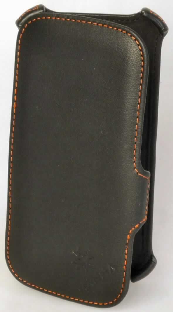 Etuiähnliches Behältnis, sog. Manna UltraSlim Samsung Galaxy S III Schutzhülle, Foto siehe Anlage,
- mit einer Außenseite aus Leder,
- aufklappbar, mit einer Haltenase an der Längsseite,
- an einer Innenseite an den Ecken mit Haltenasen als Halterung für ein Mobiltelefon ausgestattet,
- mit einer speziellen Aussparung für Kameralinse und Lautsprecher,
- in den Abmessungen von ca. 7 x 14 x 1 cm,
- ohne Hinweise auf Handarbeit,
- dient dem Transport und der Aufbewahrung eines Mobiltelefons,
- verpackt in einer handelsüblichen Verkaufsumschließung aus Pappe.

"Ähnliches Behältnis, anderes als in den Unterpositionen 4202 1110 bis 4202 3900 genannte, mit Außenseite 
 aus Leder, anderes als in den Unterpositionen 4202 9110 genannte, nicht handgearbeitet"
