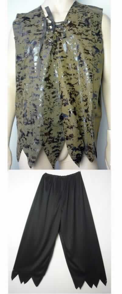 Kostüm, sog. Kostüm Pirat, Art. 68163, Größe 46-52, Foto siehe Anlage,
- zweiteilige Zusammenstellung, bestehend aus einer Bluse und einer langen Hose,
- gehört als Maskenkostüm aus Spinnstoffen nicht zum Warenkreis der Position 9505,
- keine Kombination, da die Kleidungsstücke nicht aus ein und demselben Flächenerzeugnis hergestellt wurden,
- getrennte Einreihung aller Bestandteile, weil die Kleidungsstücke nicht zusammen in eine Position eingereiht 
  werden können,
- alle Flächenerzeugnisse aus laut Antrag 100 % Polyester (synthetische Chemiefasern),
- Bluse:
-- aus ca. 0,5 mm dicken (leichten), einfarbigen, einseitig (Außenseite) geschmirgelten und musterbildend mit 
   Kunststoff bedruckten Gewirken; mit durchschnittlich mehr als 10 Maschen in jeder Richtung je linearen 
   Zentimeter,
-- über die Taille reichend (Rückenlänge: ca. 76 cm),
-- mit einer V-förmigen Öffnung, die mit einem durch Ösen geführten Bindeband aus den o. g. Gewirken 
   geschlossen wird,
-- ohne Hinweise auf den Trägerkreis (unisex), 
-- ärmellos
-- am unteren Rand zackenförmig geschnitten.


"Bluse, aus Gewirken, für Frauen, aus Chemiefasern"