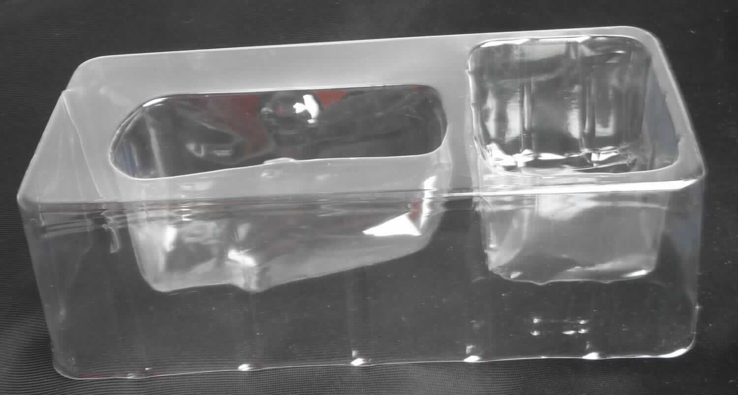 Bei dem durch ein Warenmuster veranschaulichten Artikel handelt es sich um eine Blisterverpackung aus einer transparenten Folie aus Kunststoffen im Sinne der Anmerkung 1 zu Kapitel 39. Die in diversen Größen gefertigte Ware besteht aus einer Halbschale mit spezifisch ausgeformten Vertiefungen und dient lt. Antragsangaben als Verpackung für Fahrradfront- und Rückleuchten (nicht Gegenstand der vZTA). 

Derartige Erzeugnisse werden zolltariflich als "Transport- oder Verpackungsmittel aus Kunststoffen, andere als von den Unterpositionen (HS) 3923 10 bis 3923 50 erfasst" eingereiht.