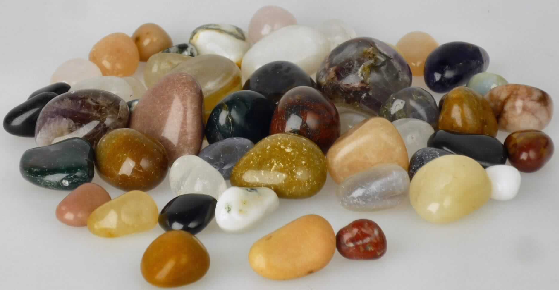 Es handelt sich um natürliche, unterschiedlich große  Schmucksteine i.W. bestehend aus Rosequarz, Bergkristall, Onyx, Achat, Amethyst, Fluorit, Jaspis gelb, Jaspis rot, Sodalith, Tigerauge und Türkenit. Die Steine sind unregelmäßig geformt, geschliffen und poliert (sog. Trommelschliff). Die Erzeugnisse sind für Dekorationszwecke im Innen- und Außenbereich bestimmt. 

Abbildung siehe Anlage. 

Derartige Erzeugnisse gehören als "andere (als in den Unterpositionen 7103 1000 bis 7103 9100 erfasste) Schmucksteine, bearbeitet, weder aufgereiht noch montiert oder gefasst" zur Codenummer 7103 9900 00 0 des Zolltarifs.
