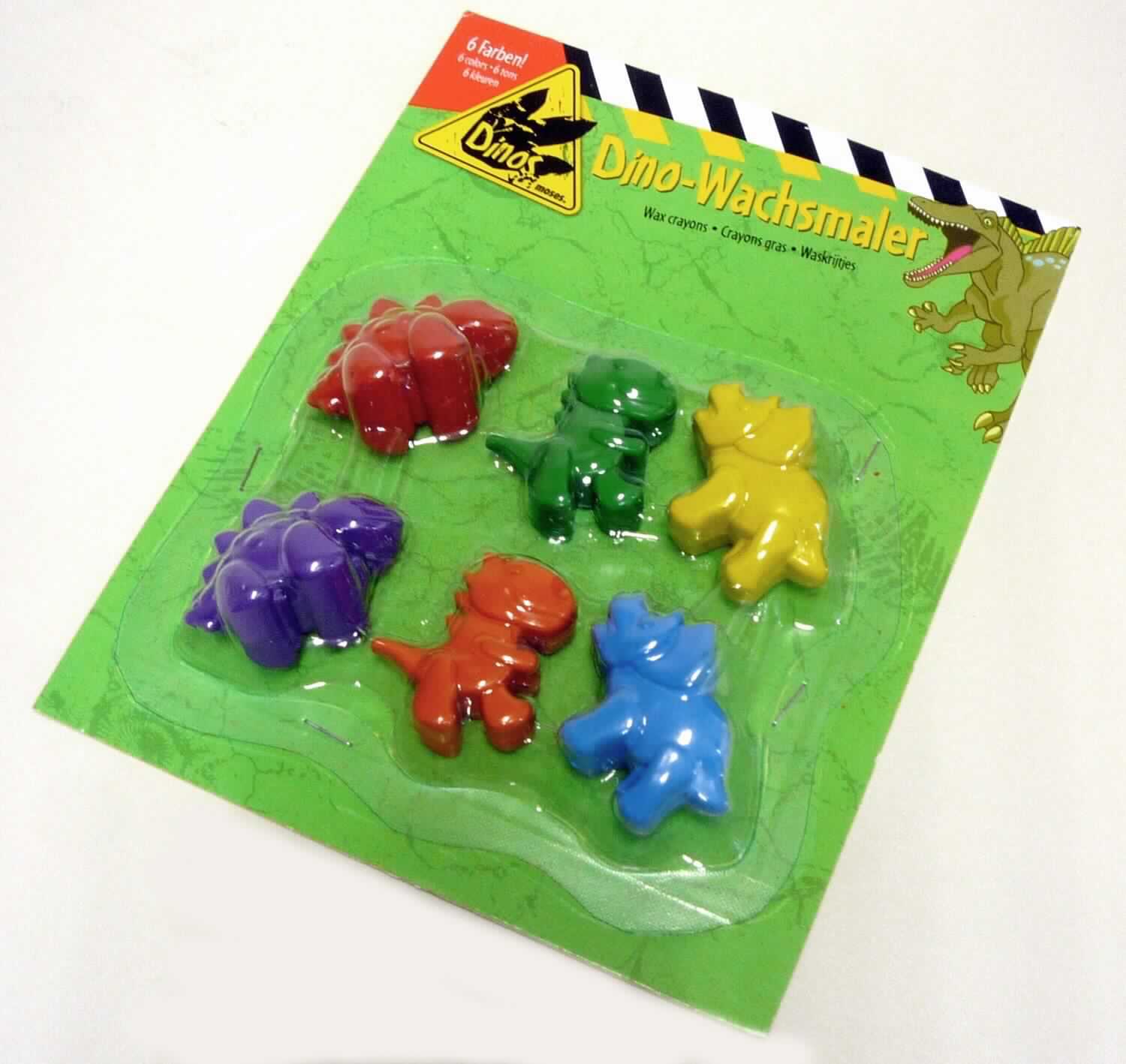 Bei der als Dino Wachsmaler (Artikel 40196) bezeichneten Ware, handelt es sich um sechs verschiedenfarbige Nachbildungen von Dinosauriern aus Wachs. Die ca. 4 x 1,5 x 3 cm (Länge x Breite x Höhe) großen geformten oder geschnitzten Waren können ähnlich einem Wachsmalstift verwendet werden. Bei Aufdrücken auf einen Untergrund entsteht eine Wachsmalfarbschicht. Auf Grund der Form liegt kein Stift der Position 9609 vor.

Hinweise auf eine Handarbeit liegen nicht vor.

Die Ware ist als "geformte oder geschnitzte Waren aus Wachs, anderweit weder genannt noch inbegriffen, nicht handgearbeitet" einzureihen.