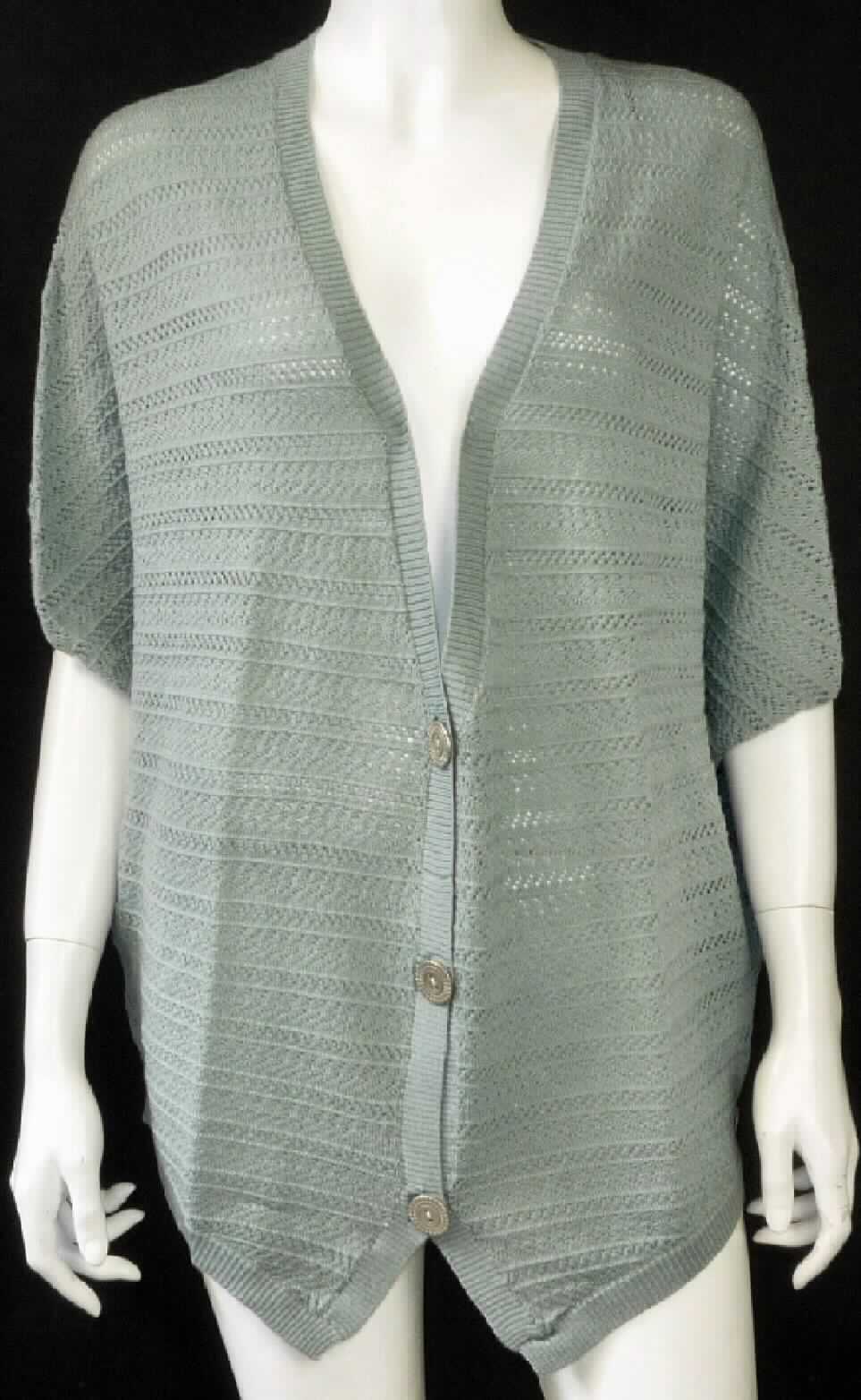 Strickjackenähnliches Kleidungsstück, sog. Cardigan für Frauen W04003 Burradoo, Größe S, Foto siehe Anlage,
- aus ca. 1,7 mm dicken, strukturiert gewirkten, einfarbigen Gewirken aus laut Antrag 100 % Merinowolle,
- über den Schritt reichend (Rückenlänge: ca. 70 cm), mit ca. 10 cm länger gearbeiteten Vorderteilen,
- mit einem halsfernen, V-förmigen Halsausschnitt, 
- vorn mit einer durchgehenden Öffnung mit Knopfverschluss von rechts über links (Frauenkleidung),
- mit kurzen, sehr weiten Ärmeln in der Art von Fledermausärmeln,
- an allen Rändern mit abgepasst, gerippt gewirkten Abschlüssen.

"Strickjackenähnliches Kleidungsstück, aus Gewirken, aus Wolle, für Frauen"