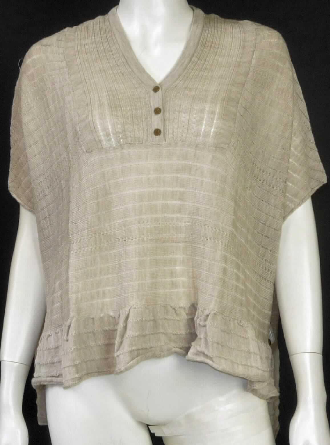Pullover, sog. Frauenoberteil W04007 Mitchell Falls Top, Größe S, Foto siehe Anlage,
- aus ca. 1,5  mm dicken, unterschiedlich strukurierten, einfarbigen Gewirken aus laut Antrag 100 % Merinowolle,
  u. a. somit keine Ware der Position 6109; in jeder Richtung mit durchschnittlich weniger als 10 Maschen je 
  linearem Zentimeter, u. a. somit auch keine Ware der Position 6106,
- mit einem Stückgewicht von ca. 188 g,
- über die Taille reichend (Rückenlänge: ca. 67 cm), vorn ca. 12 cm kürzer gearbeitet,
- mit einem halsfernen, V-förmigen Halsausschnitt, 
- vorn mit einer kurzen Öffnung mit Knopfverschluss von rechts über links (Frauenkleidung), 
- mit Armöffnungen gearbeitet; bedeckt in getragenem Zustand die Schultern und die Oberarme, 
- weit geschnitten; Vorder- und Rückenteil werden seitlich mittels Knopfverschluss zusammengehalten,
- an allen Rändern mit abgepasst gewirkten Abschlüssen.

"Pullover, aus Gewirken, aus Wolle, mit einem Stückgewicht von weniger als 600 g, für Frauen"