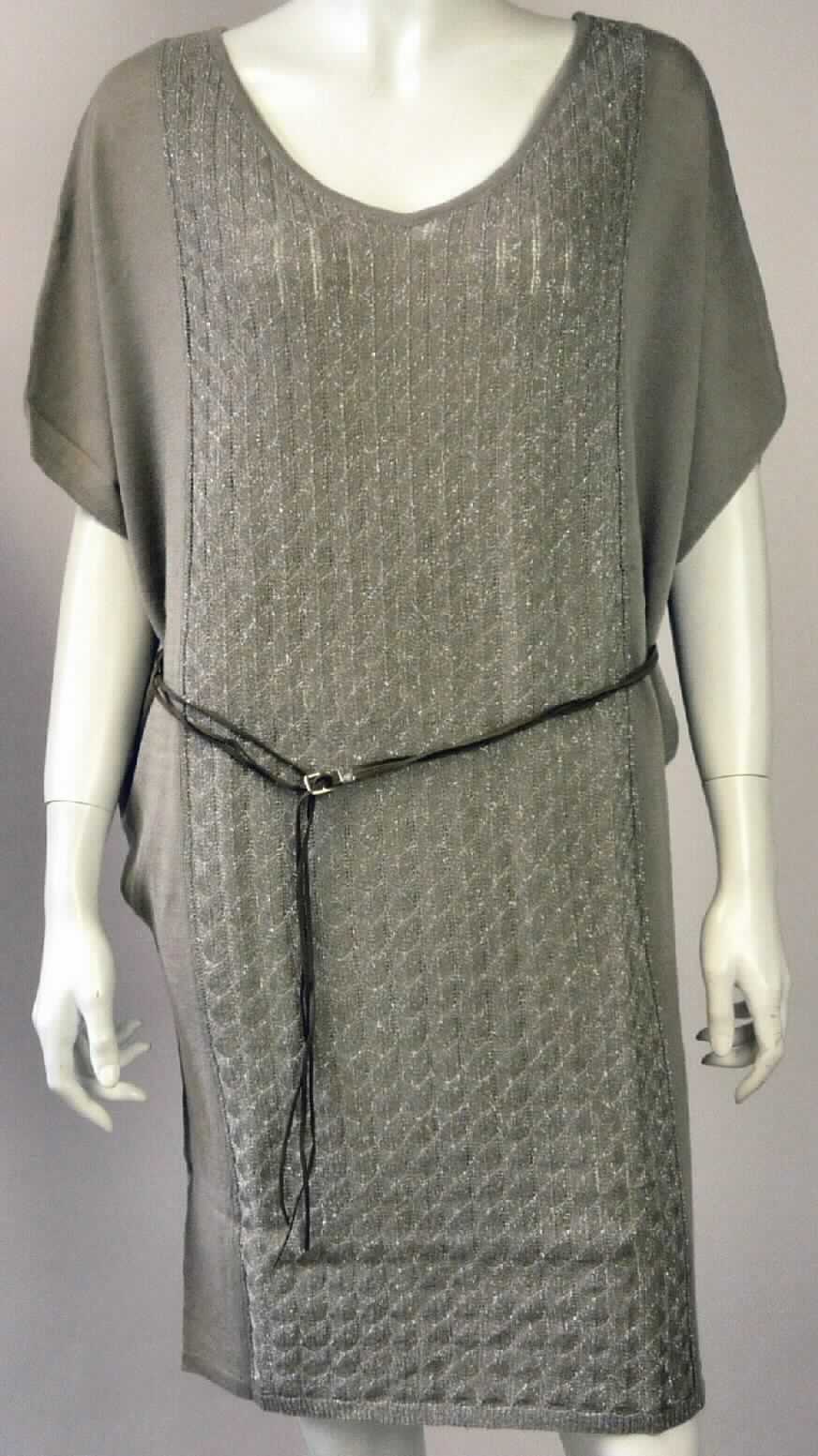 Kleid und Gürtel, sog. W04006 Shoreham Sweater Dress, Größe S, Foto siehe Anlage,
- gemeinsam für den Einzelverkauf aufgemacht und zur Befriedigung eines speziellen Bedarfs zusammengestellt,
- Kleid: 
-- aus bis zu 1,4 mm dicken, unterschiedlich strukturierten, buntgewirkten und einfarbigen Gewirken aus 
   laut Antrag 100 % Merinowolle,
-- über den Schritt reichend (Rückenlänge: ca. 89 cm), kann aufgrund der Länge ohne ein weiteres, den Unterkörper
   bedeckendes Kleidungsstück getragen werden,
-- mit einem leicht halsfernen, V-förmigen Halsausschnitt,
-- ohne Öffnung und ohne Verschluss,
-- mit kurzen, sehr weiten Ärmeln in der Art von Fledermausärmeln,
-- mit dünnen Gürtelschlaufen unterhalb der Taille, 
-- am unteren Rand abgepasst gewirkt,
- Gürtel:
-- mit einer Länge von ca. 128 cm,
-- aus drei, ca. 0,3 mm breiten Streifen aus augenscheinlich Leder,
-- an einem Ende mit einer "Klammer" zusammengefasst und mit einer Schnalle ausgestattet, beides aus 
   augenscheinlich unedlem Metall,
- insbesondere im Hinblick auf den Umfang bestimmt das Kleid den Charakter der Warenzusammenstellung.

"Kleid, aus Gewirken, für Frauen, aus Wolle"