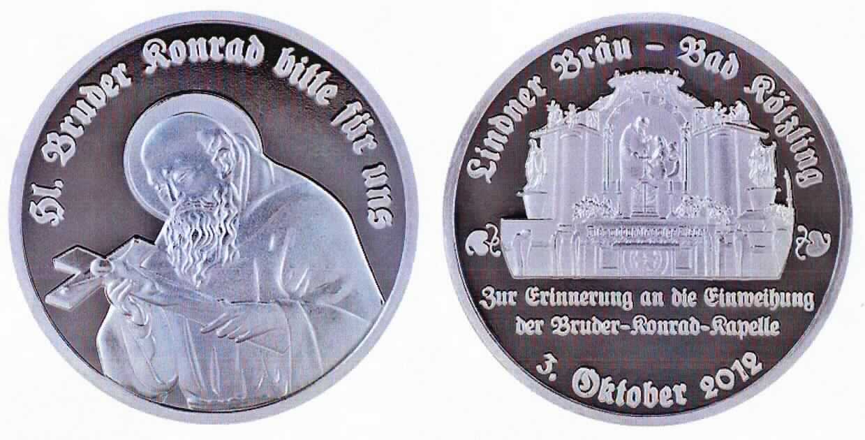 Es handelt sich um kreisrunde Erzeugnisse aus Silber (Feinsilber, 999,9/1000) mit einem Durchmesser von etwa 40 mm und einer Höhe von etwa 3 mm, die beidseitig mit eingeprägten Bildmotiven und Schrifzügen versehen sind. Eine Seite zeigt einen "Geistlichen" und den Schriftzug "St. Bruder Konrad bitte für uns". Die andere Seite weist das Innere einer Kirche/Kapelle und u. a. den Schriftzug "Zur Erinnerung an die Einweihung der Bruder-Konrad-Kapelle" sowie das Datum "3. Oktober 2012" auf.
- Antragstellerangaben -

Abbildung siehe Anlage.

Derartige Erzeugnisse gehören als "Silberschmiedewaren aus Edelmetallen (Silber)" zur Codenummer 7114 1100 00 0 des Zolltarifs.