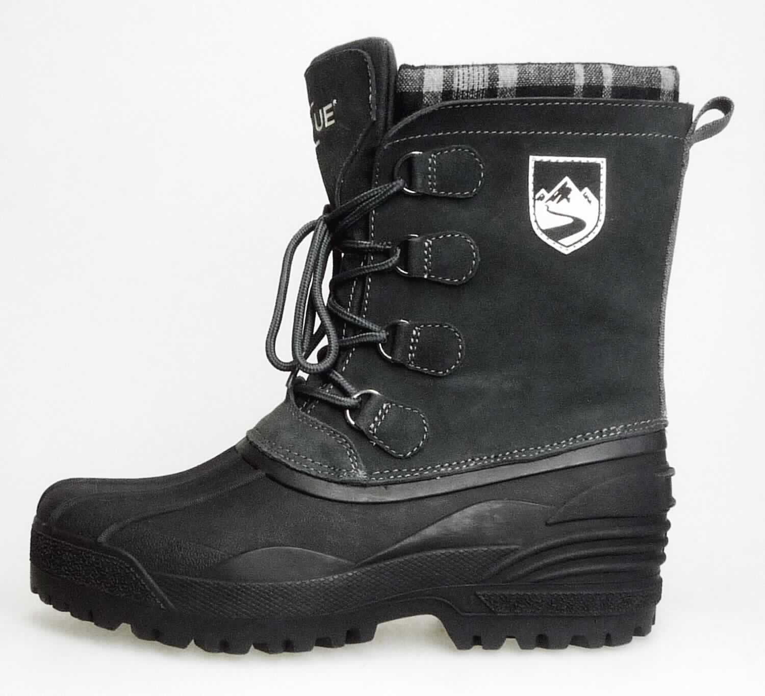 Freizeitstiefel (lt. Antrag: "Herren Canadian Boots Art. 384230 (grau)", Foto siehe Anlage)
- mit Laufsohlen aus (lt. Antrag) Kautschuk; ohne Hauptsohle aus Holz,
- mit Oberteil aus Leder (den größten Teil der Außenfläche bildend) und Kunststoff (lt. Antrag: Polyurethan),
- auf das Oberteil ist ein Hinterriemen aus Spinnstoff als Verstärkungsteil aufgesetzt,
- mit dickem, wärmendem, herausnehmbaren Innenfutter aus Spinnstoff,
- mit Schnürsenkelverschluss,
- ohne Metallschutz in der Vorderkappe,
- den Knöchel, jedoch nicht die Wade bedeckend,
- mit einer Länge der Innensohle von mehr als 24 cm,
- für Männer (u. a. weiter Schnitt)

"Schuhe mit Laufsohlen aus Kautschuk und Oberteil aus Leder, andere als in den UPos.
 6403 1200 bis 6403 9111 genannt, für Männer"