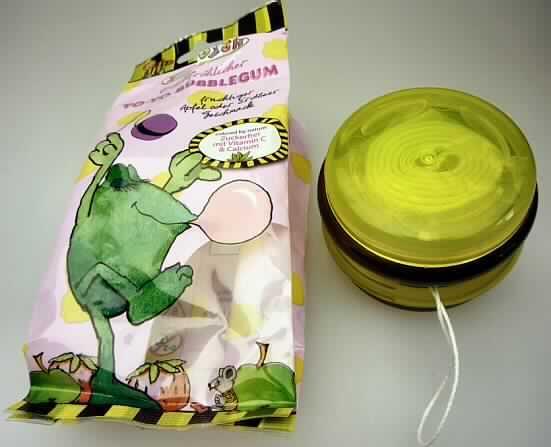 Bei dem sog. Yo-Yo Bubblegum handelt es sich um ein so genanntes Jo-Jo, bestehend aus zwei farbigen (gelb und braun), transparenten, hohlen Kunststoffscheiben mit einem Durchmesser von 5,7 cm, die einen farbigen (braun und gelb) abschraubbaren Deckel mit einem Durchmesser von 5 cm aufweisen, unter dem sich ein verpacktes rosa-farbenes bzw. hellgrünes Kaugummiband befindet. Ein Deckel ist mit einem Werbe-Etiketten beklebt. Auf dem zwischen den beiden Scheiben befindlichen Mittelsteg ist ein weißer Spinnfaden mit Schlaufe aufgewickelt. Die Kunststoffscheiben können an dem Faden spielerisch auf- und abgespult werden.
Das Spielzeug samt Inhalt ist in einem bunt bedruckten Folienschlauchbeutel für den Einzelverkauf aufgemacht und stellt sich als Kombination aus Spielzeug und anderen Waren (Kaugummis) dar, die im Wesentlichen dem Spielen dient.

Die Ware ist als "anderes als zuvor von der Position 9503 erfasstes Spielzeug aus Kunststoff" einzureihen.