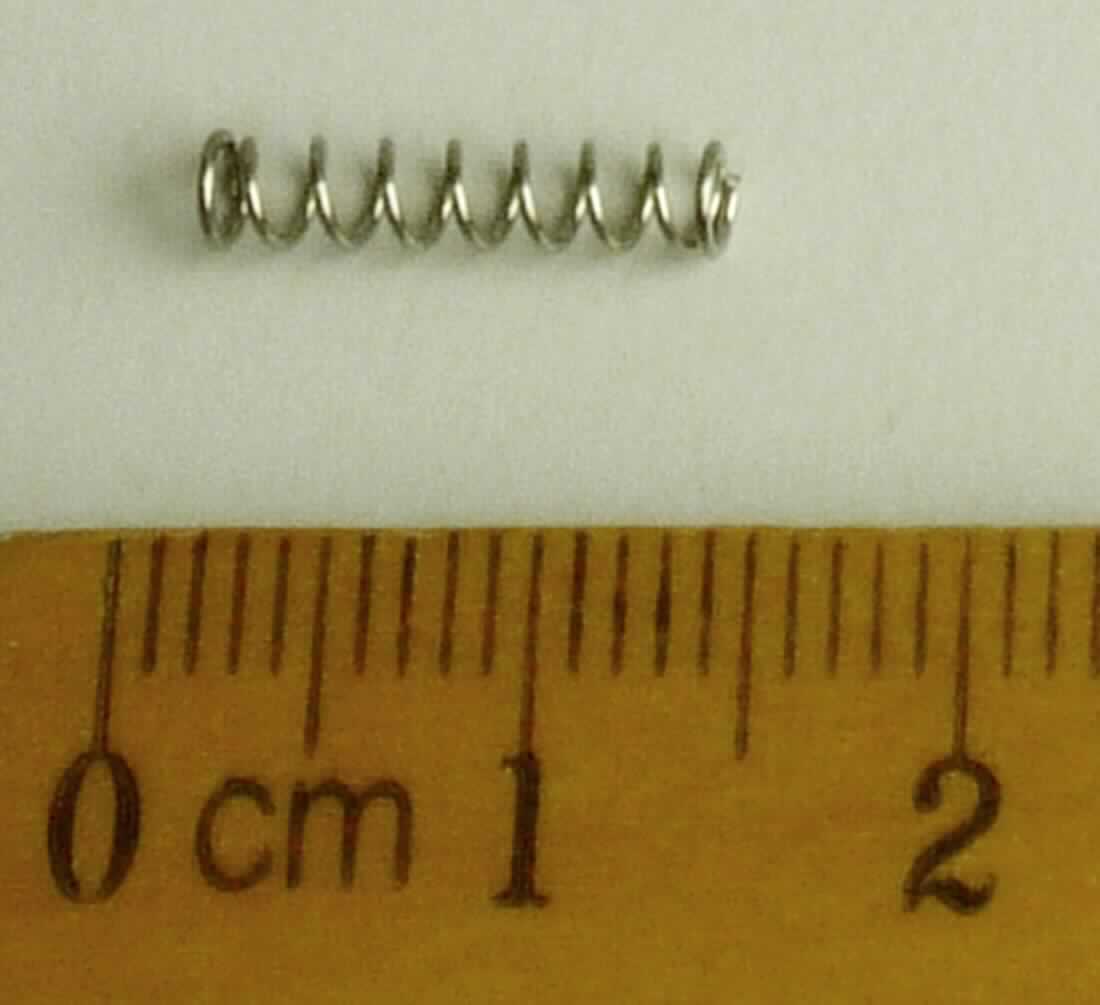 Druckfeder aus Stahl

Bei der Ware handelt es sich um eine kaltgeformte, schraubenlinienförmige Druckfeder aus Stahldraht (Durchmesser etwa 0,5 mm) mit einem kreisrunden Querschnitt von etwa 2,8 mm und einer Länge von etwa 12,5 mm.

Die Ware ist als "schraubenlinienförmige Druckfedern (keine Kegelstumpffedern) aus Stahl, kaltgeformt" in die Codenummer 7320 2081 90 0 des Zolltarifs einzureihen.
