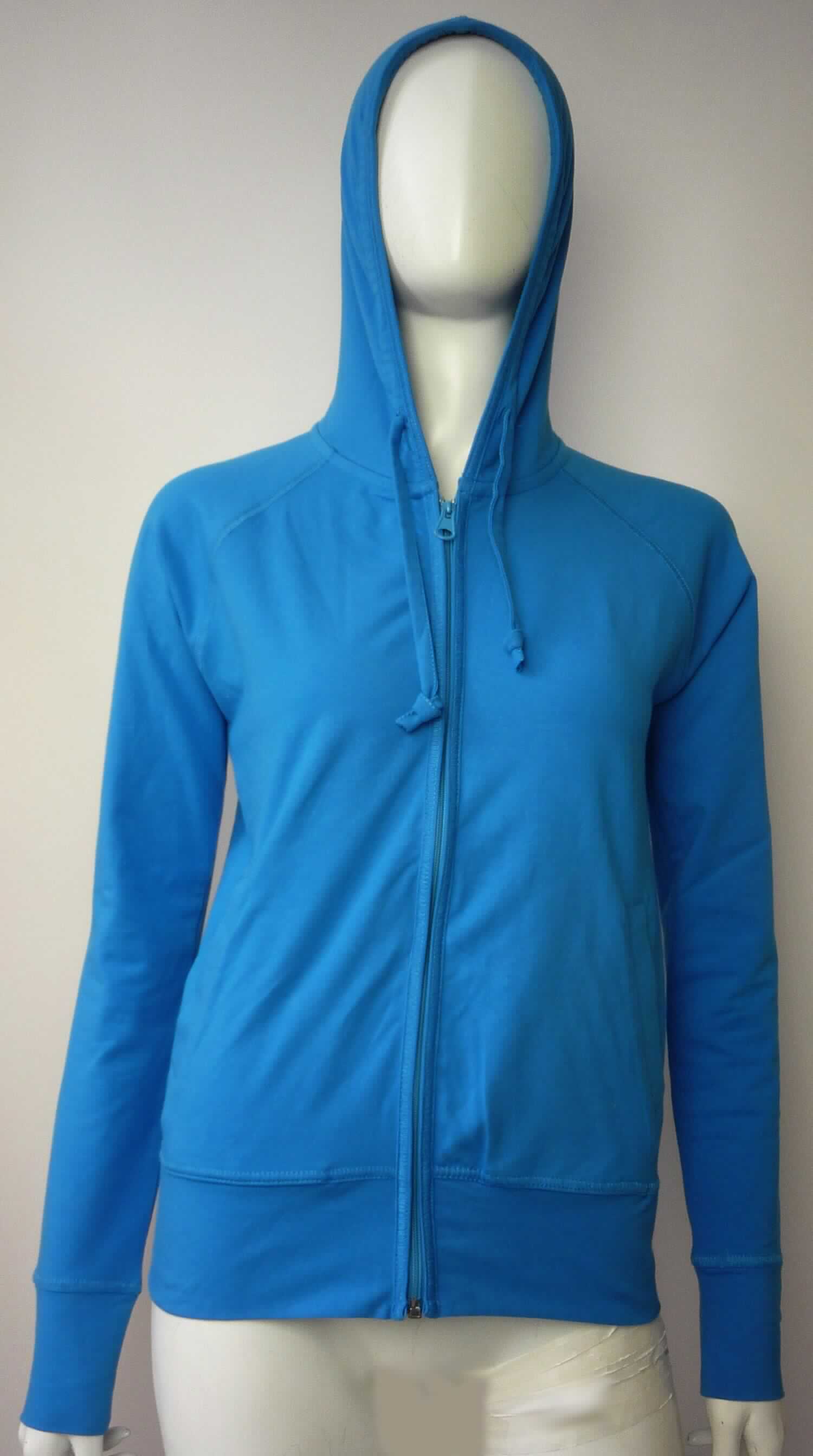 Blouson, sog. Women's Wellness Hoody Jacket, Art. 3380/3380F, Größe S, Foto siehe Anlage,
- laut Antrag mit fünf Stück je Verpackungseinheit im Polybeutel verpackt,
- aus ca. 0,6 mm dicken, einfarbigen Gewirken aus laut Antrag 95 % Baumwolle und 5 % Elasthan (synthetische
  Chemiefasern),  
- über die Taille reichend (Rückenlänge: ca. 60 cm),
- mit einer Kapuze mit Tunnelzug,
- vorn mit einer durchgehenden Öffnung mit Reißverschluss,
- ohne Hinweise auf den Trägerkreis (unisex),
- mit langen Ärmeln, die über den unteren Rand des Kleidungsstücks hinausreichen; an den Ärmelenden mit
  verengenden Bündchen,
- vorn mit zwei eingesetzten, offenen Taschen unterhalb der Taille,
- am unteren Rand mit einem angesetzten, verengenden Bund,
- erfüllt die Merkmale zur Einreihung als Blouson, somit keine Jacke.

"Blouson, aus Gewirken, für Frauen, aus Baumwolle"