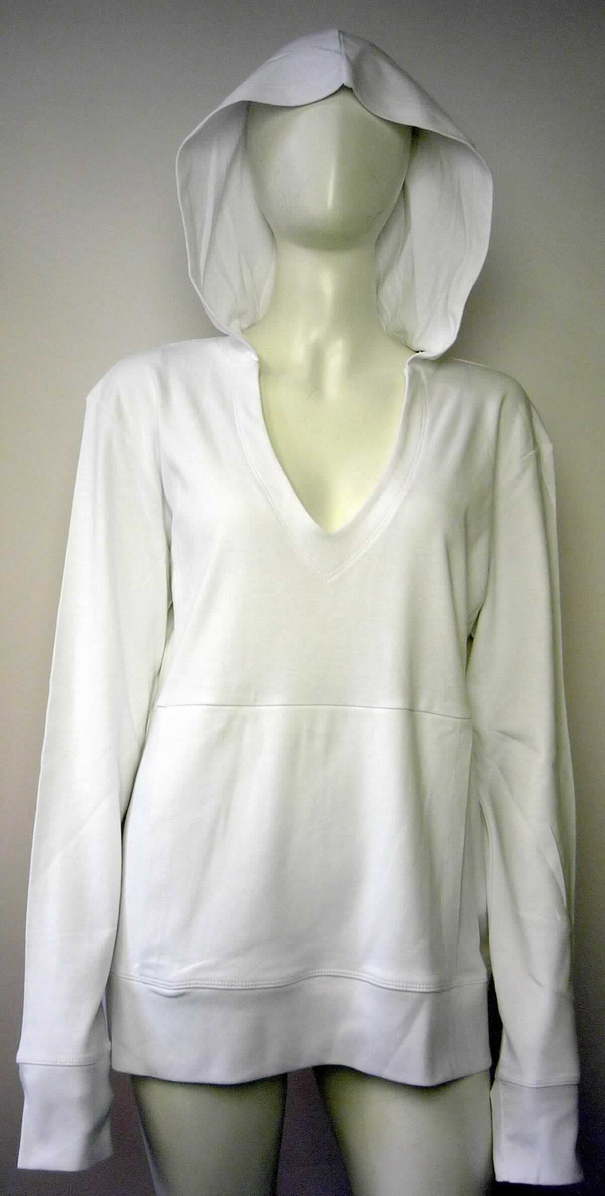Blousonähnliches Kleidungsstück, sog. Women's Hoody V-Neck-T, Art. 3185/3185F, Größe L, Foto siehe Anlage,
- laut Antrag mit fünf Stück je Verpackungseinheit im Polybeutel verpackt,
- aus ca. 0,7 mm dicken, einfarbigen Gewirken aus laut Antrag 100 % Baumwolle,
- über den Schritt reichend (Rückenlänge: ca. 68 cm),
- mit einer angenähten Kapuze,
- mit einem halsfernen, V-förmigen Ausschnitt,
- ohne Öffnung und ohne Verschluss; ohne Hinweise auf den Trägerkreis (unisex),
- mit langen Ärmeln, die über den unteren Rand des Kleidungsstücks hinausreichen; an den Ärmelenden mit 
  verengenden Bündchen,
- vorn mit einer großen, aufgesetzten Tasche (sog. Kängurutasche) unterhalb der Taille,
- am unteren Rand mit einem angesetzten, verengenden Bund,
- erfüllt die Merkmale zur Einreihung als blousonähnliches Kleidungsstück, somit kein Pullover.

"Blousonähnliches Kleidungsstück aus Gewirken, für Frauen, aus Baumwolle"