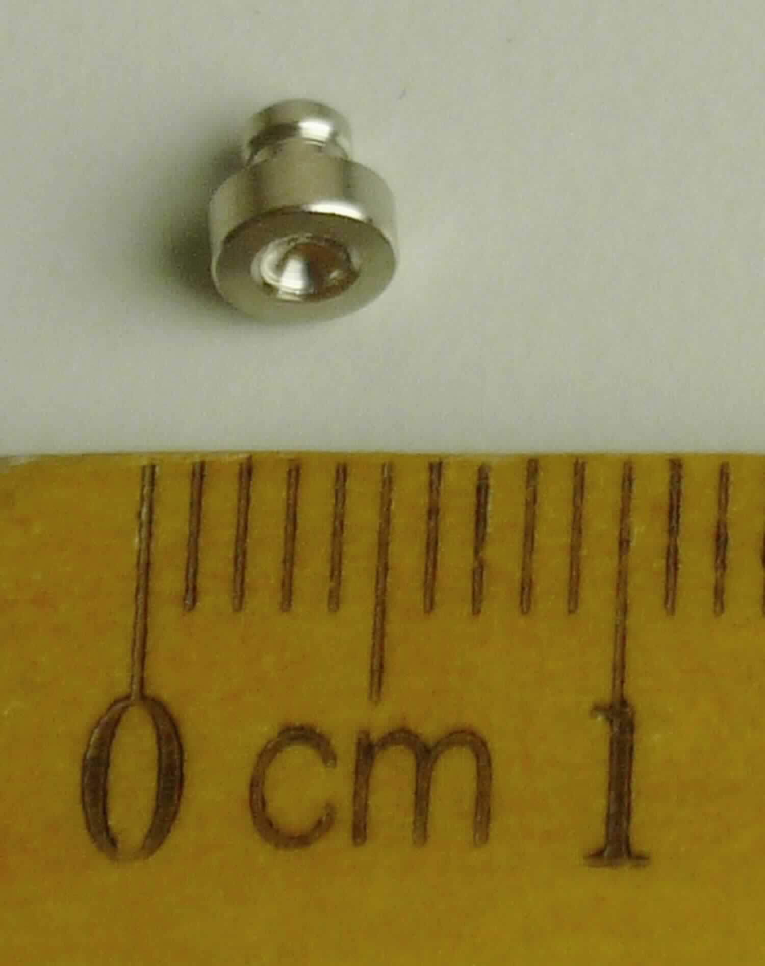 Kontaktelement,
- bestehend aus einem zylinderförmigen Grundkörper aus einer Kupferlegierung mit einem flachen Kopf mit einer halbrunden Vertiefung und einer zusätzlich aufgewalzten Plattierung aus Nickel, 
- für eine Spannung von weniger als 1000 V,
- zum Herstellen einer elektrischen Verbindung anders als durch Stecken, nach dem Einbau in eine Micro- Controller-Komponente (nicht Gegenstand der vZTA).

Die Ware ist als "elektrisches Gerät zum Verbinden von elektrischen Stromkreisen, für eine Spannung von 1000 V oder weniger, keine Steckvorrichtung, kein Verbindungselement für Kabel oder Drähte, nicht für bestimmte Luftfahrzeuge, nicht von den TARIC-Codes 8536 9085 92 bis 8536 9085 97 erfasst" einzureihen.

Anlage: 1 Abbildung