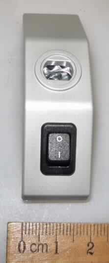 Sog. KU-Adapter mit Schalterloch für Stromschienensystem, s. Foto.

Es handelt sich um ein prismenförmiges Kunststoffteil (6,5 x 2 x 2 cm) mit einer Öffnung zur Aufnahme einer Wand-/Deckenleuchte, einem elektrischen An-/Aus-Schalter sowie Kontaktvorrichtungen zum Einsetzen in ein Stromschienensystem. Die Ware stellt erkennbar einen Lampenfuß dar. 

Sie ist als "erkennbares Teil von elektrischen Beleuchtungskörpern, aus Kunststoff, nicht für zivile Luftfahrzeuge" einzureihen.