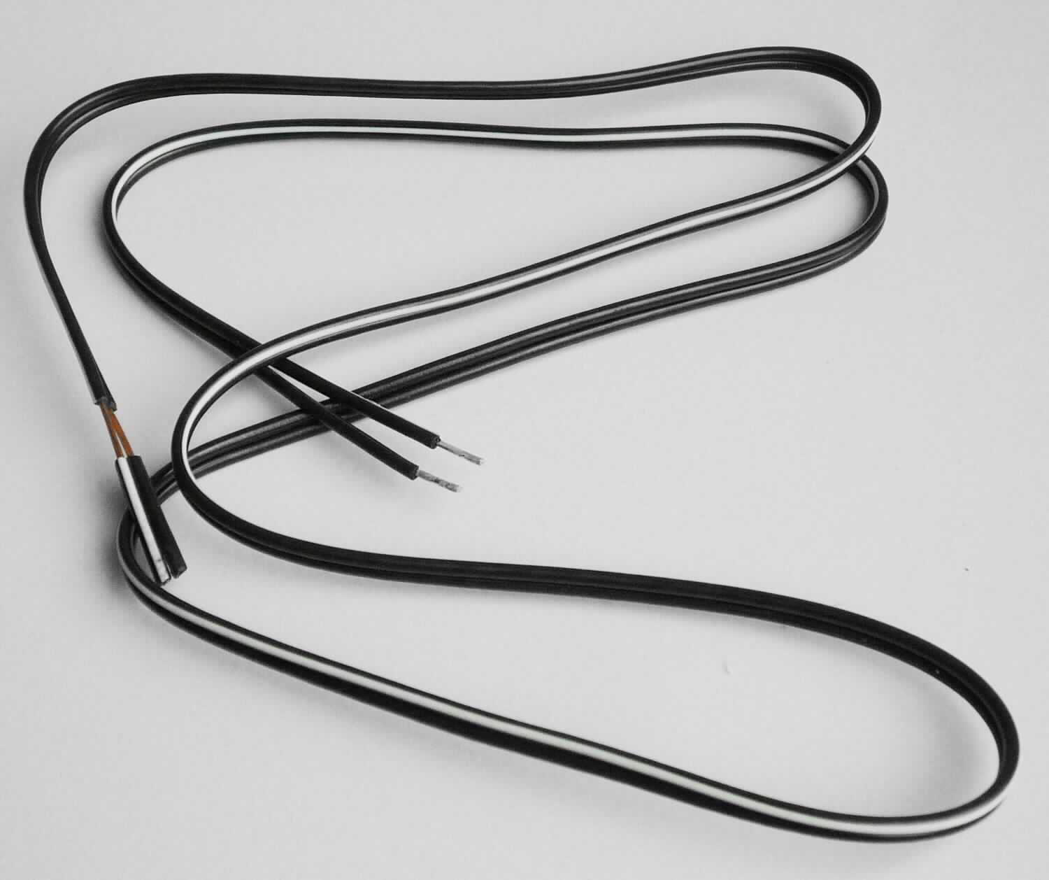 Isoliertes elektrisches Kabel, zweiadrig, mit einer Länge von 680 mm, für eine Spannung von 300 Volt, mit einem Durchmesser der Leitereinzeldrähte von 0,2 mm, laut Antragstellerangaben als Stromübertragungskabel zwischen einem Dynamo und einer Fahrradlampe.

Die Ware ist als "isoliertes elektrisches Kabel, kein Wickeldraht, kein Koaxialkabel, kein Kabelsatz, für eine Spannung von weniger als 1000 Volt, ohne Anschlussstücke, nicht von der für die Telekommunikation verwendeten Art, mit einem Durchmesser der Leitereinzeldrähte von weniger als 0,51 mm, für eine Spannung von mehr als 80 Volt, jedoch weniger als 1000 Volt" einzureihen.