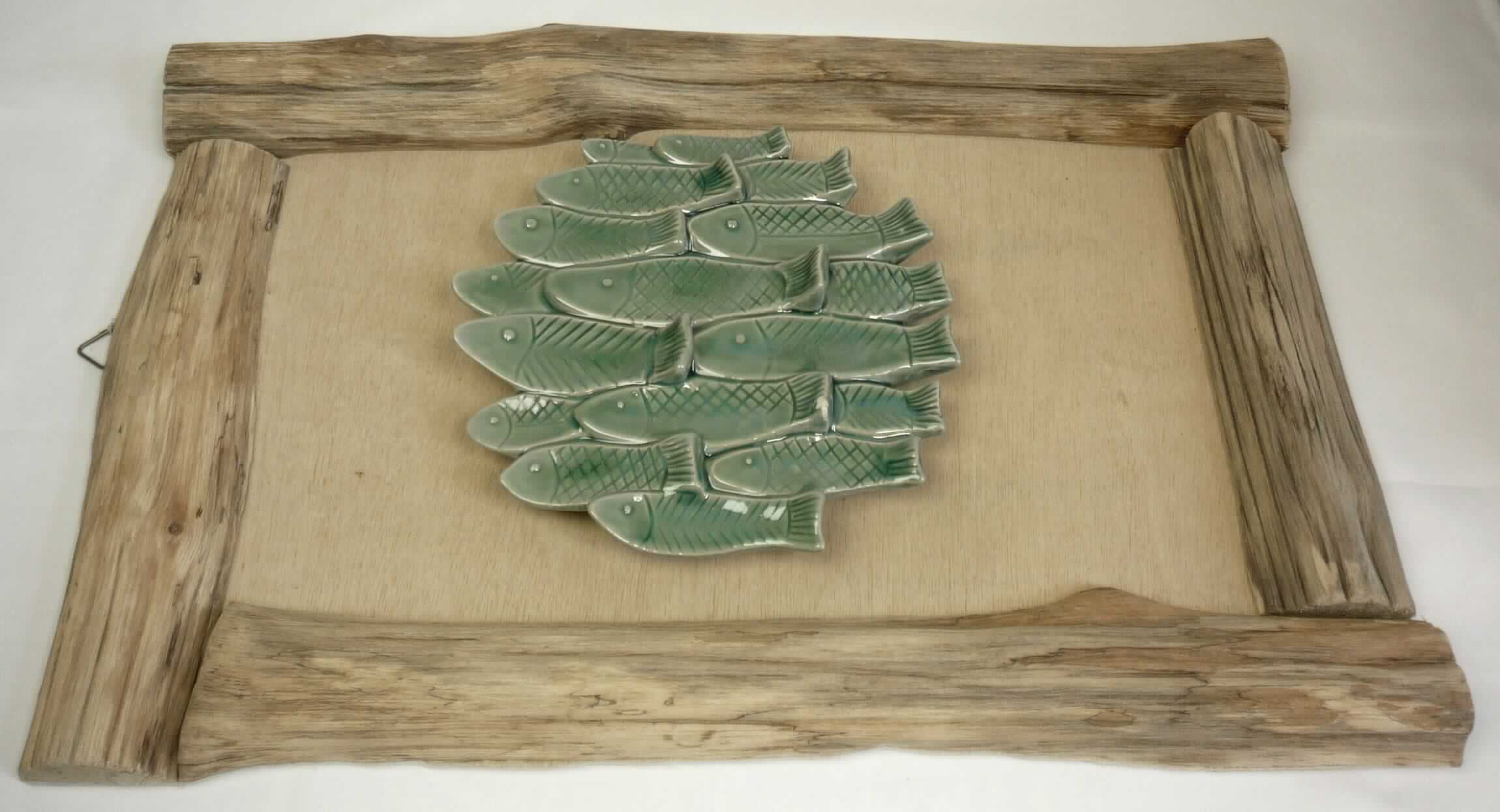 Keramischer Ziergegenstand, sog. Wand-Objekt, Art.-Nr. 1002619, Abbildung siehe Anlage, 
aus verschiedenen Stoffen zusammengesetzte Ware, bestehend aus: 
- Keramik in Form von 17, in einem Schwarm schwimmenden Fischen, 
- - glasierter, grüner, in einem Stück erhaben gearbeiteter, innen hohler Ziergegenstand, 
- - mit den Abmessungen von ca. 20,5 cm (Breite) x 20 cm (Höhe) x 3,5 cm (Tiefe),
- - keramische Erzeugnisse, nach der Formgebung gebrannt, tonmineralhaltiges Material enthaltend, 
- - - nach dem Ergebnis der wissenschaftlichen Untersuchung handelt es sich um Steinzeug, 
- - keine Hinweise auf Handarbeit, 
- Holz, 
- - in Form einer 50 cm (Höhe) x 35 cm (Breite) großen Unterlage aus Schichtholz, 
- - - auf der Rückseite mit einer Aufhängevorrichtung aus unedlem Metall, 
- - in Form eines Rahmens aus halbierten Aststücken, 
- - - auf den Rand der Schichtholzunterlage aufgeklebt, 
- die Fische sind mittig auf die gerahmte Schichtholzunterlage aufgeklebt, 
- die Keramik bestimmt im Hinblick auf die Verwendung als Ziergegenstand den Charakter der zusammen- 
  gesetzten Ware.

"Keramischer Ziergegenstand, aus Steinzeug, nicht handgearbeitet"